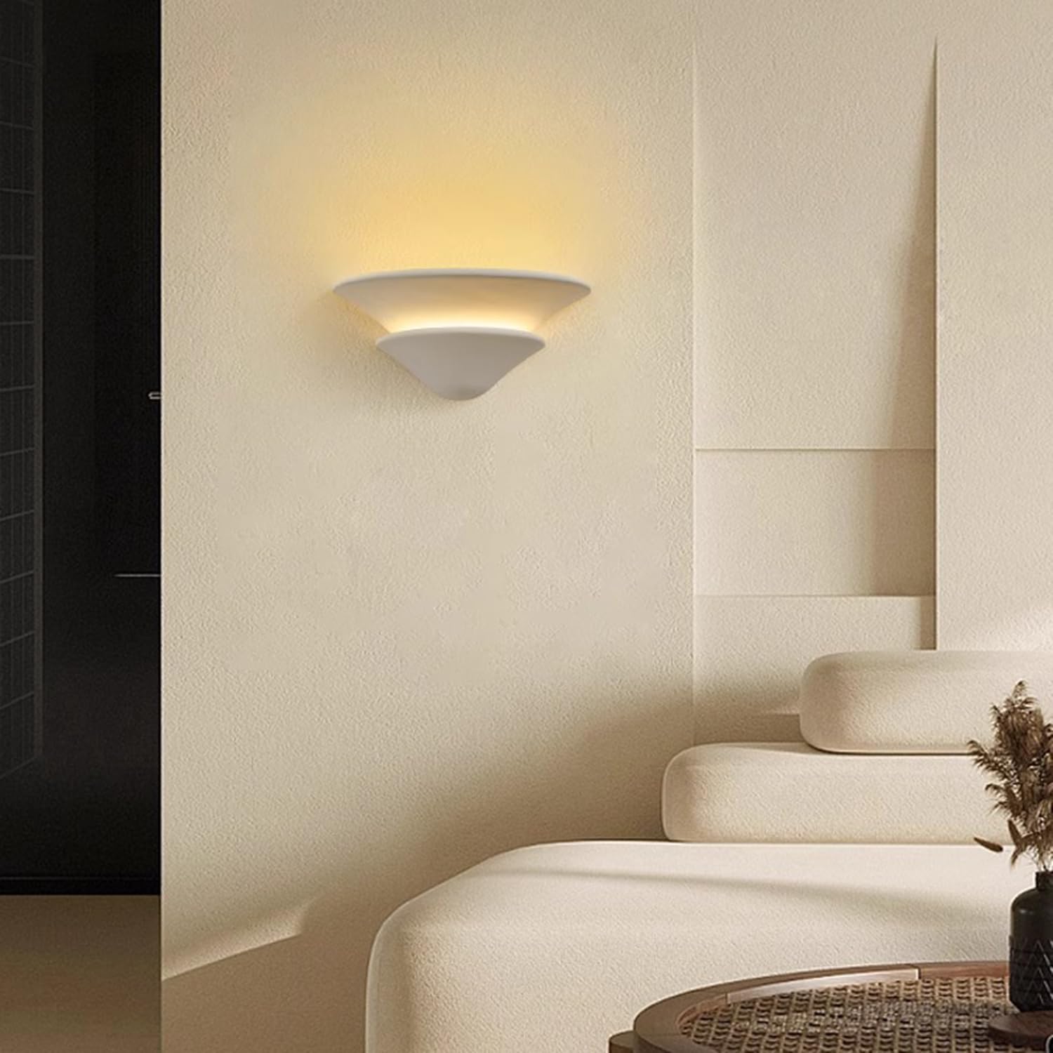 Nowoczesna lampa ścienna do wnętrz z białego tynku 3000 K, styl wabi-sabi, idealna do sypialni, salonu, balkonu lub klatki schodowej.