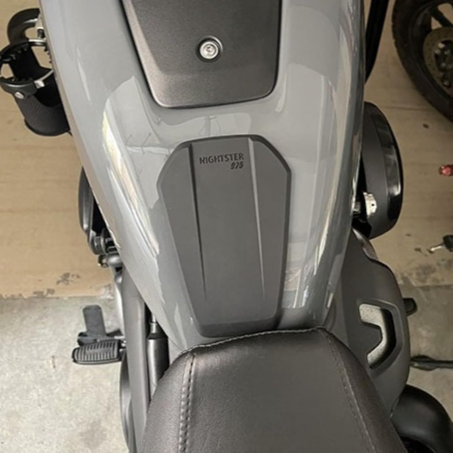Suitable for NIGHTSTER975 Nightster975 Pan1250 pan1250 2023 2024 2025 2026. Motorcycle modification parts, including decorative anti-slip fuel tank and anti-slip side stickers.