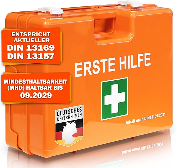 KARAT Kleine Erste Hilfe Kasten für Betriebe DIN 13157:2021 gefüllt inkl. Wandhalterung | 1 Hilfe Verbandskasten Set für Werkstatt, Büros & Gastro, Notfallbox bis 50 Mitarbeiter (28x20x11,5 cm)