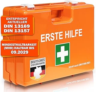 KARAT Kleine Erste Hilfe Kasten für Betriebe DIN 13157:2021 gefüllt inkl. Wandhalterung | 1 Hilfe Verbandskasten Set für Werkstatt, Büros & Gastro, Notfallbox bis 50 Mitarbeiter (28x20x11,5 cm)