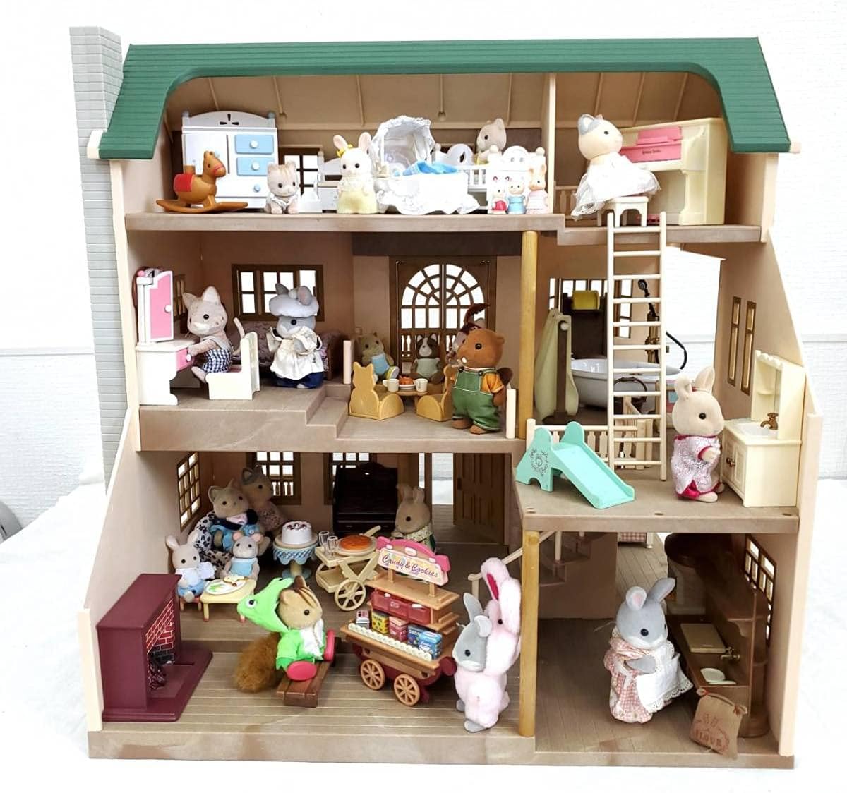 Amazon エポック社 シルバニアファミリー 緑の丘のすてきなお家 人形 家具 小物 大量まとめセット 箱付き おもちゃ 家具 おもちゃ