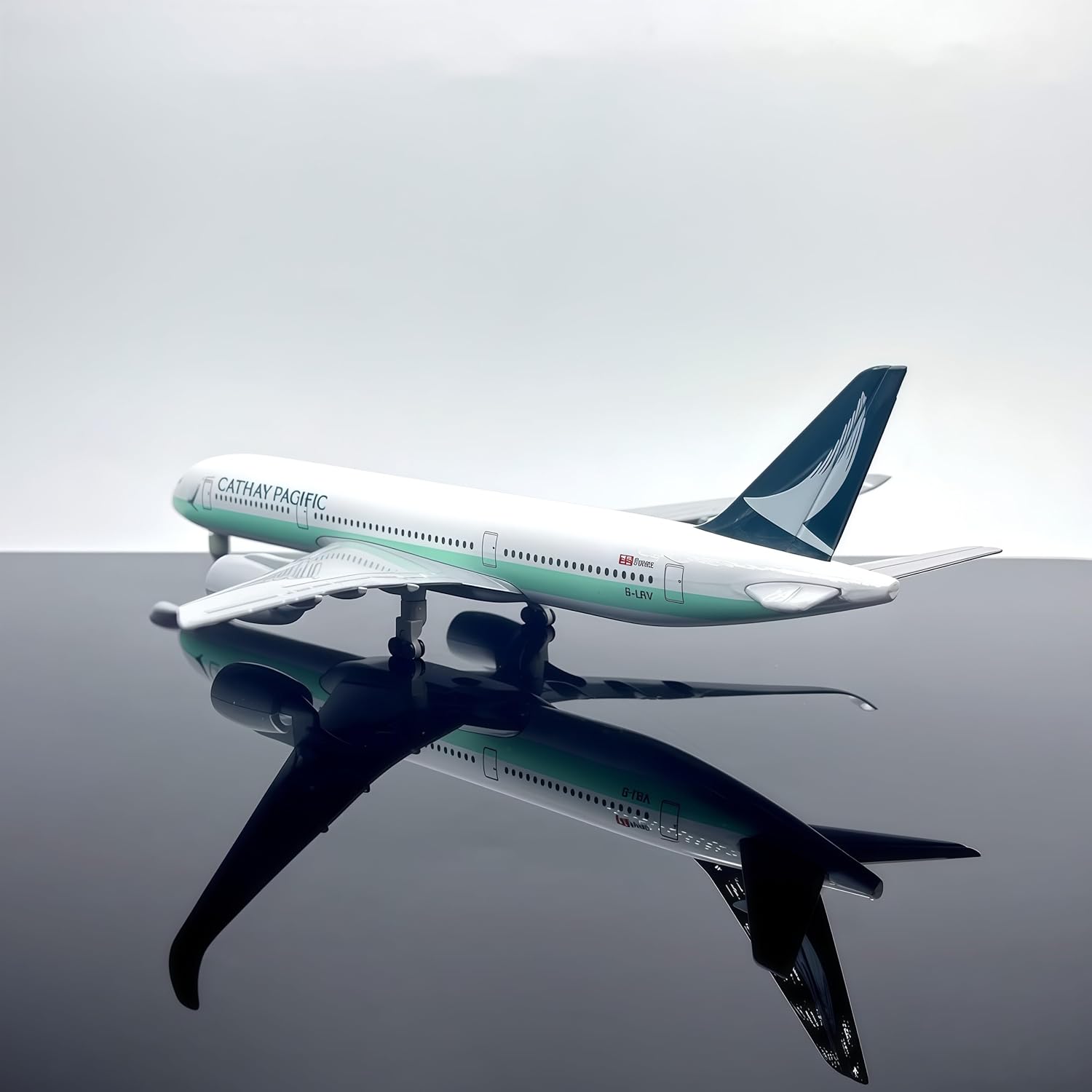 Diecast Alloy Cathay Pacific A350 Model 1/300 Scale 20cm Detailed Aircraft for Desktop Display and Collection
