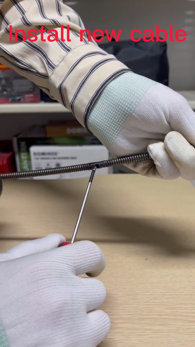 DOMINOX Sgusciatubi Elettrico 18V Con 7,6m Di Asta - Per Spurgo Tubi WC, Bagno, Cucina E Fogna (Include Batterie!)