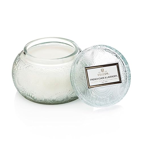 Voluspa Vela de lavanda French Cade  14 onzas  50 horas de tiempo de combustión  Cuenco de cristal en relieve  Cera de coco y mechas naturales para