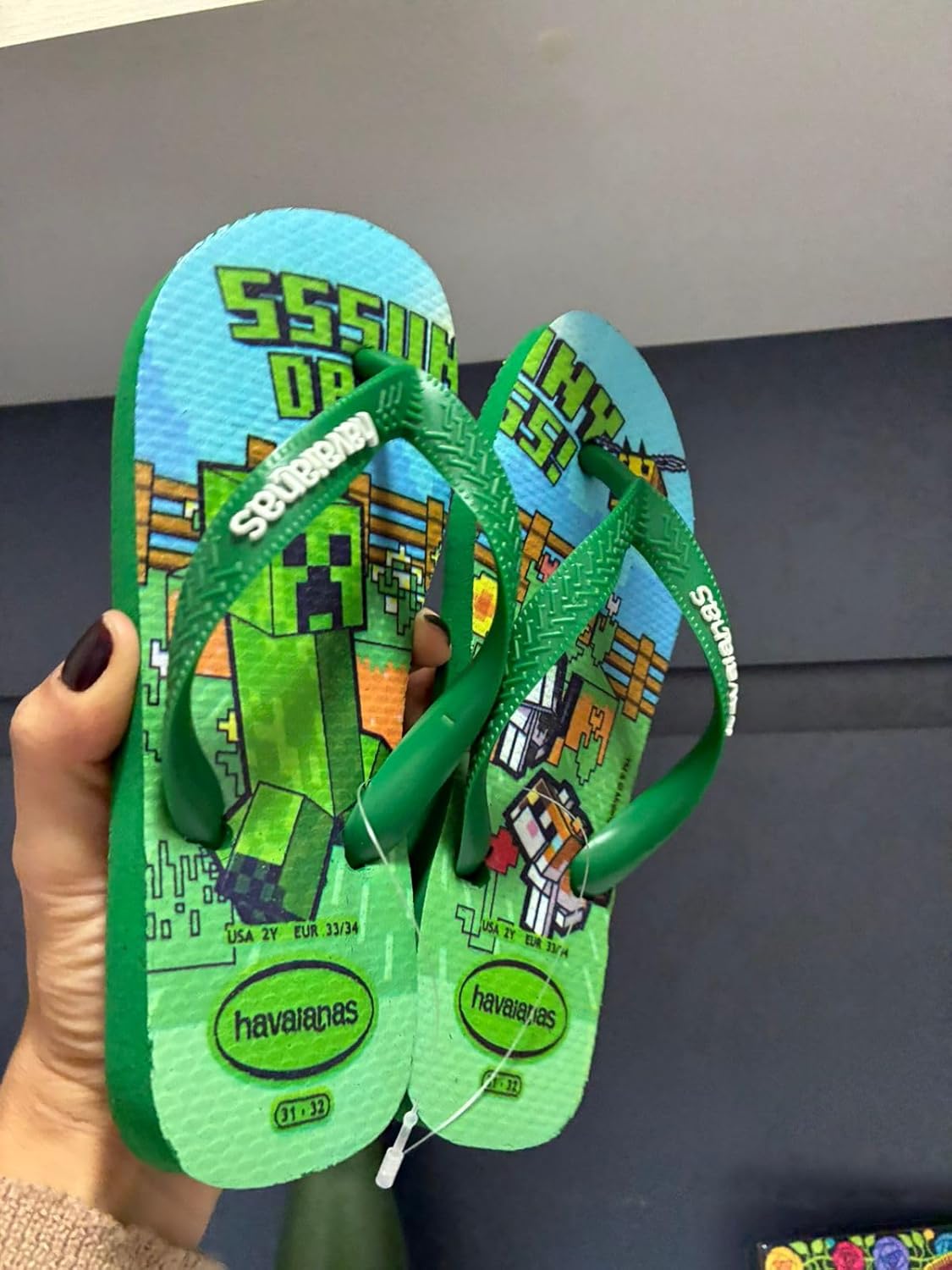 Havaianas Chinelos Infantis Minecraft, Verde Patria, Design de Pixel Art, Sola de Borracha em promoção! Veja a oferta e mais achadinhos de Sandálias & Chinelos Infantis 3 Hoje é o melhor dia para comprar Havaianas Chinelos Infantis Minecraft, Verde Patria, Design de Pixel Art, Sola de Borracha com aquele preço maroto! Promoção! Aproveite a oferta! 3