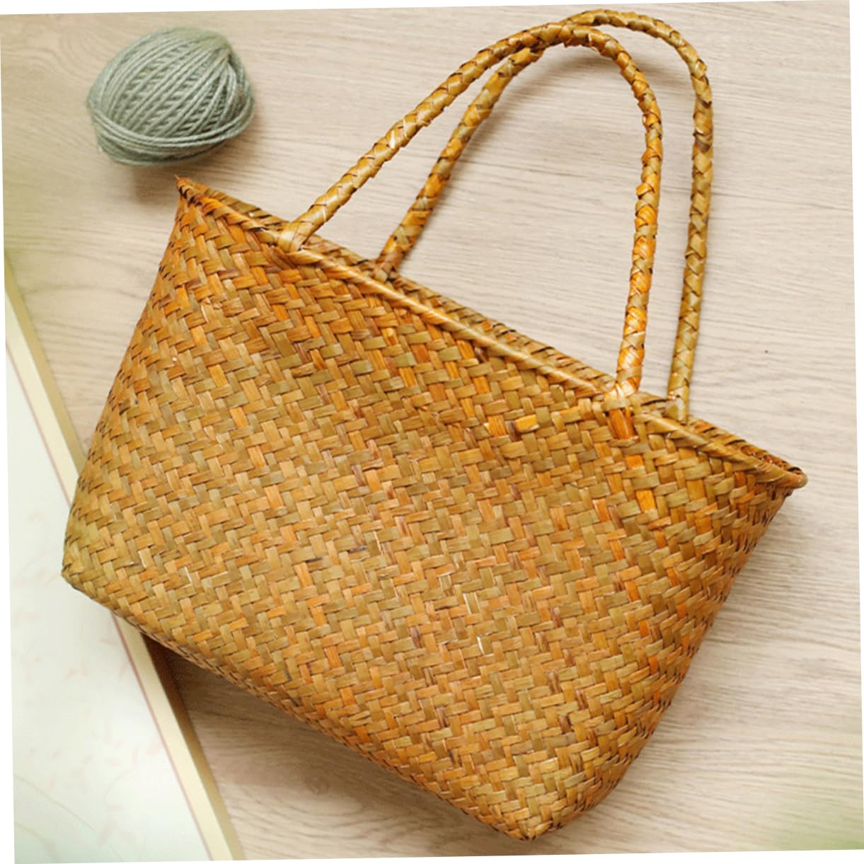 Hohopeti Cesta Pequeña con Asa de Paja Natural para Almacenamiento y Decoración, Diseño Delicado, Ligera, Adecuada para IR la Playa o Decorar Tu Salón