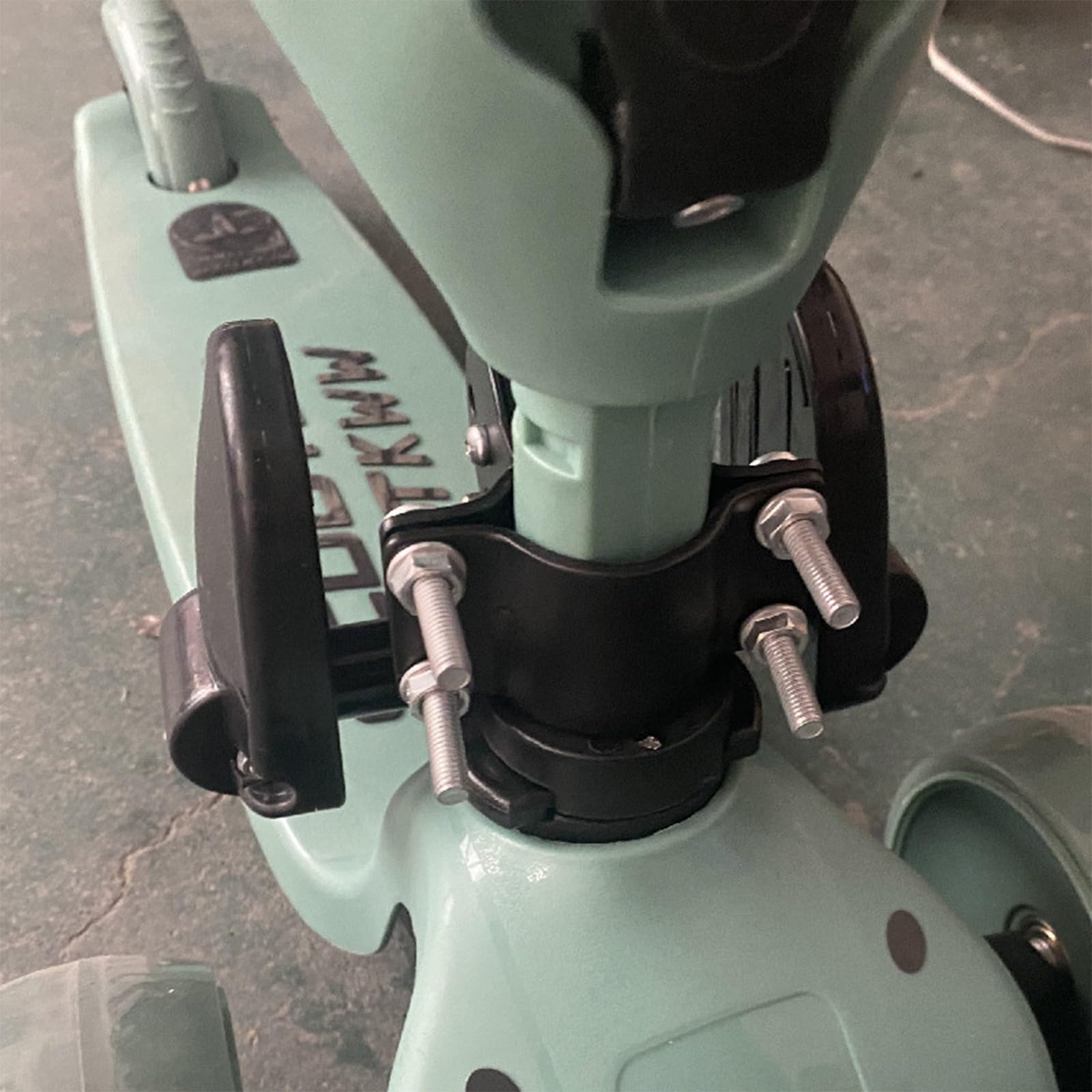 Reposapiés para patinete para niños, construcción de metal ligero, superficies antideslizantes, amplia compatibilidad, pedal de pie