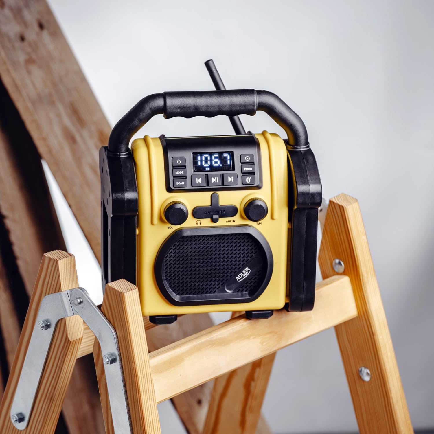 Adler AD 1911 - Radio para Obras con Bluetooth V 5.1, Dual Power (batería y Red) IPX54 Protección contra el Polvo y el Agua, AUX y Conector para Auriculares, diseño Robusto, 10 W, Amarillo/Negro