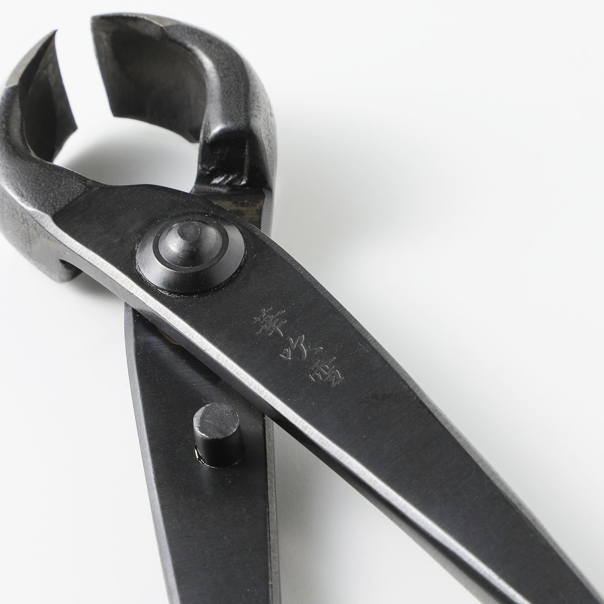 Wazakura Knospen-Bonsaischneider, 210 mm, Made in Japan – handgeschmiedetes japanisches Gartenwerkzeug, runde konkave Schneide, schwarzer Astschneider