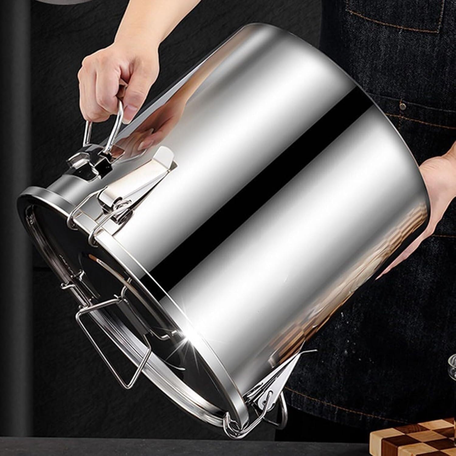 Contenitore ermetico in acciaio inox per farina di riso, zucchero e caffè | Contenitore ermetico con guarnizione in silicone, ampia apertura e maniglie facili da impugnare per organizzare la dispensa.