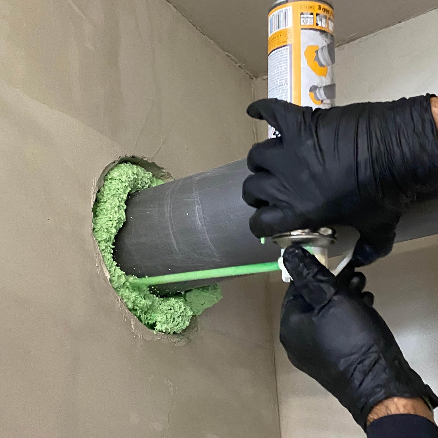 SIKA - Espuma de poliuretano de dos componentes - Sika Boom 405 Water Stop, Verde - Espuma expansiva autoexpandible y de secado rápido para sellar aberturas en paredes para tuberías y conductos -320ml