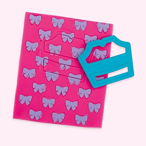 Miniatura 8 de Play-Doh Barbie - Juego de volantes y lazos, haz ropa de muñeca con compuesto de modelado y 9 accesorios de moda, artes y manualidades para niñas y