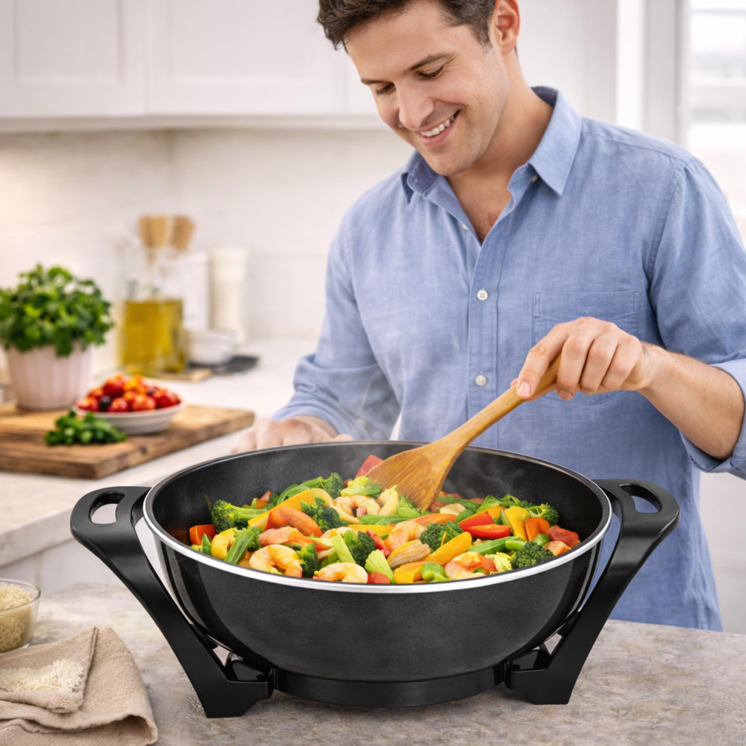 BEPER P101COS100 Wok électrique 33 cm, 1500 W, revêtement antiadhésif en céramique, thermostat réglable, 5 litres, couvercle en verre, idéal pour sauter, frire et mijoter.
