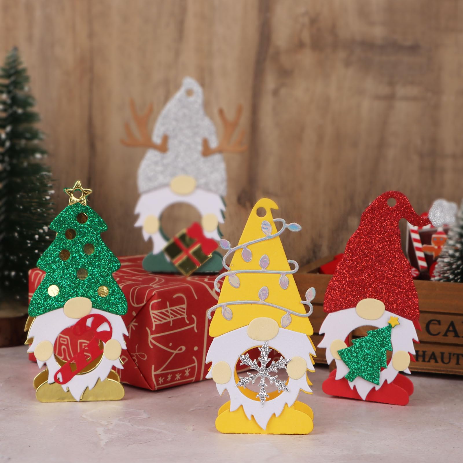 BETESSIN Matrice De Découpe Lanterne De Noël 3D Cutting Dies Scrapbooking Maison En Pain D'épice En Métal Gaufrage Pochoir Pour Décoration Table Noël Bricolage Artisanat