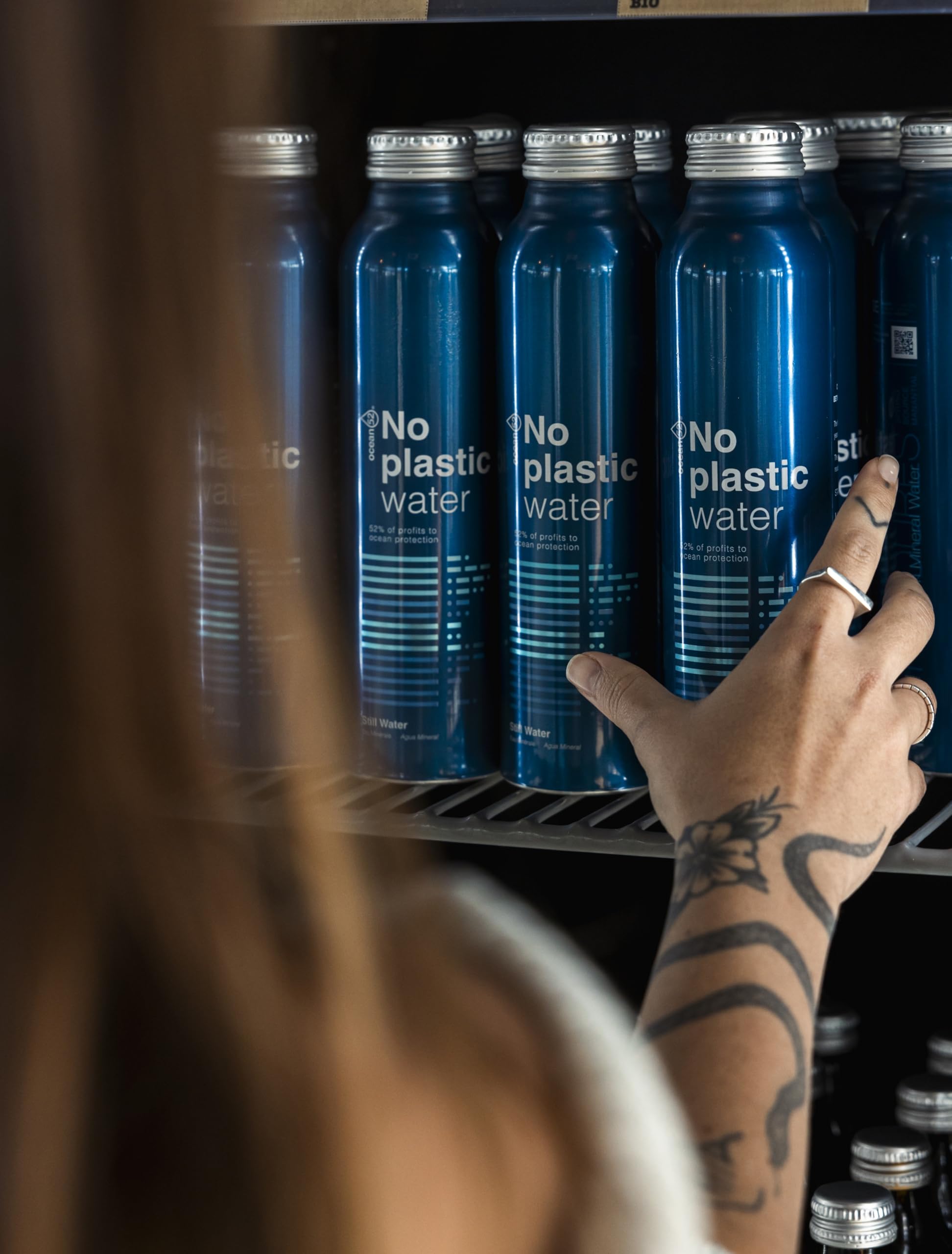 Agua en Botella No Plastic Water de Ocean52. Agua Mineral Natural - Pack 12 unidades x 50cl. 12 botellas reutilizables de 50cl. Manantial Source du Roy - Ogeu-les-Bains - France.