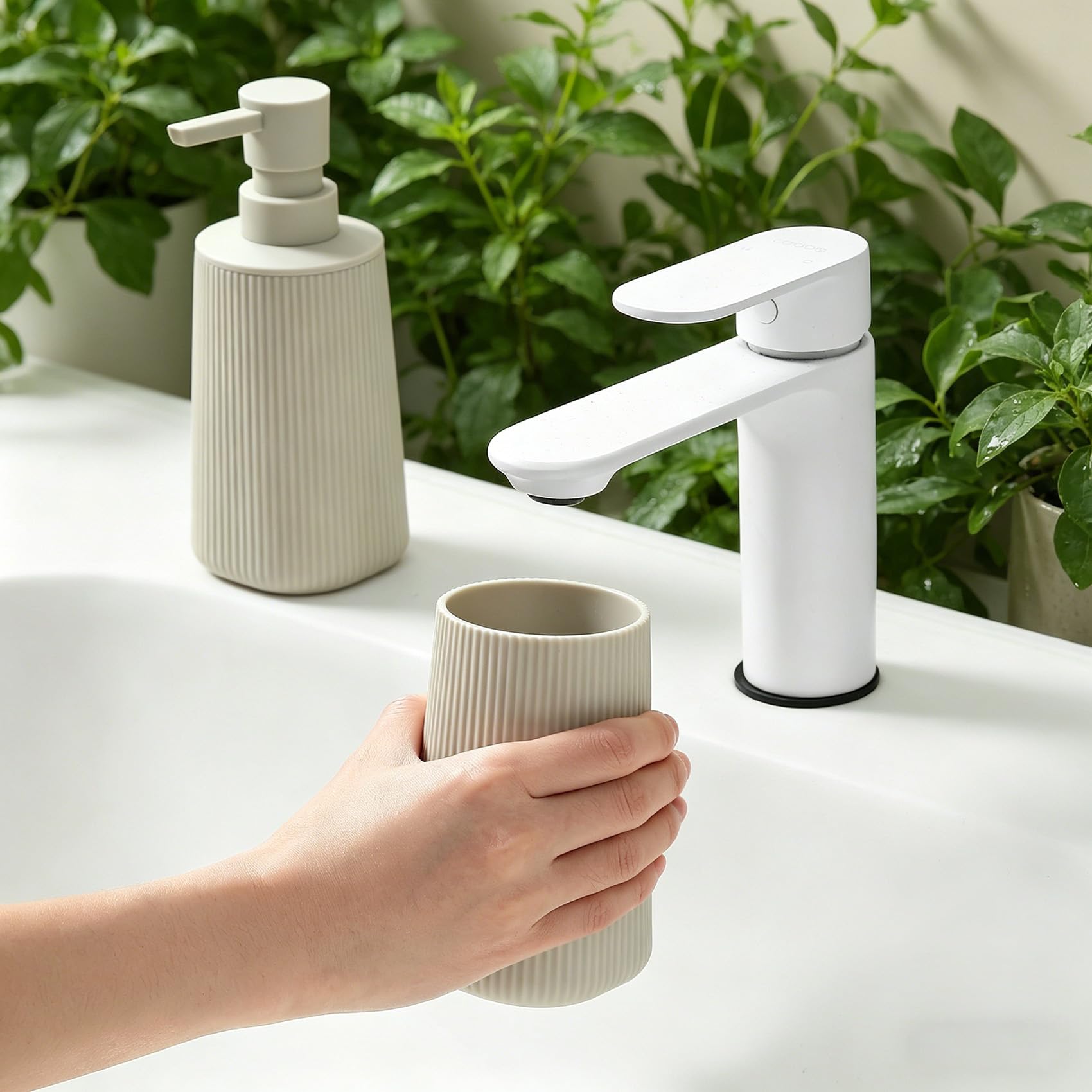 GAHEFY Juego de 2 accesorios de baño con dispensador de jabón de 250 ml y vaso para cepillo de dientes, diseño moderno de plástico ABS, para lavabo y bandeja de baño (beige)