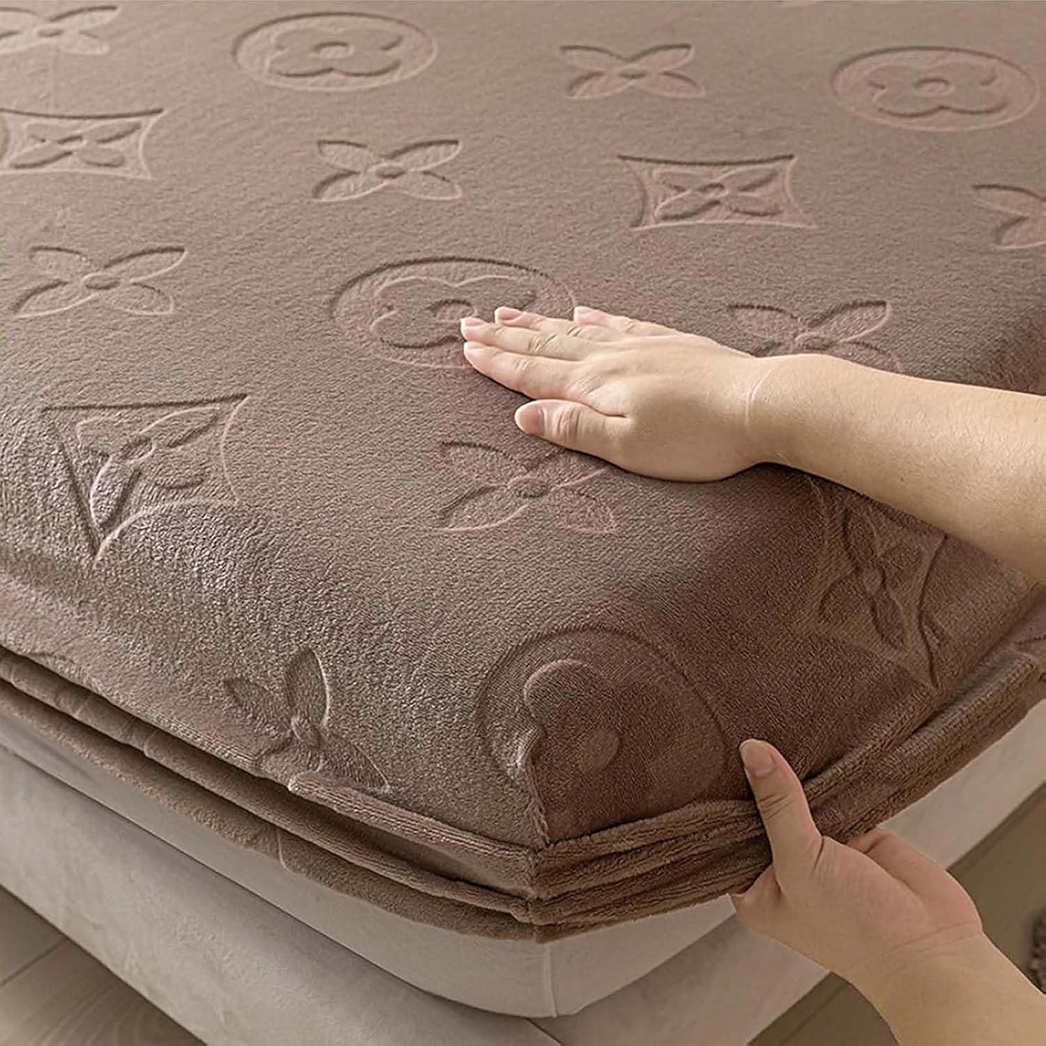 Velvet Fitted Sheet - Winter Plush Super Soft Thickened Coral Fleece Mattress Protector Cover, Ultra Cozy Thermal Bed Sheet for Cold Weather, Single Piece Queen/King Size