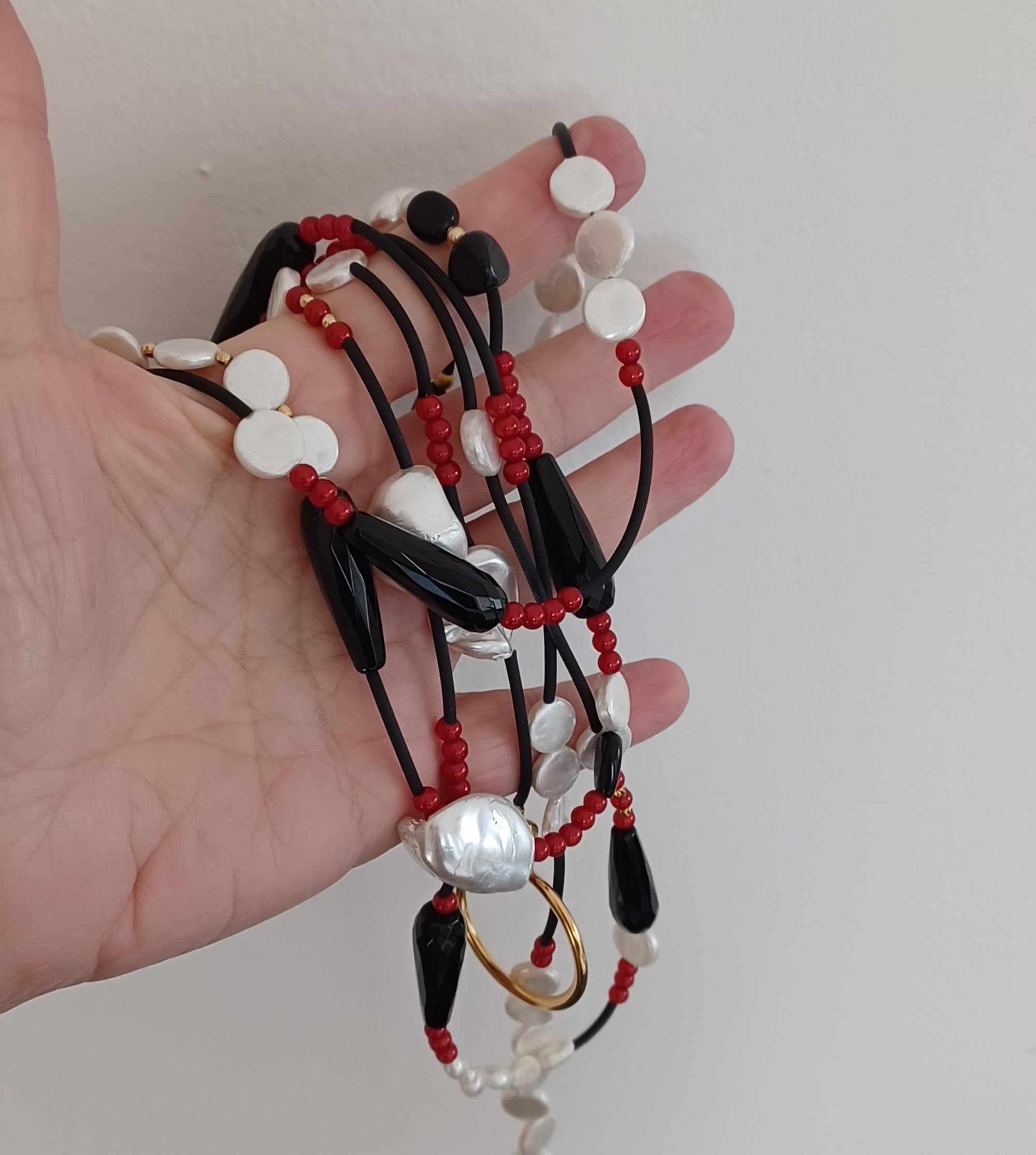 Generico Collana Lunga Multifilo con Perle di Conchiglia, Gocce Nere e Perline Rosse, Stile Boho Chic Fatto a Mano, 190 cm