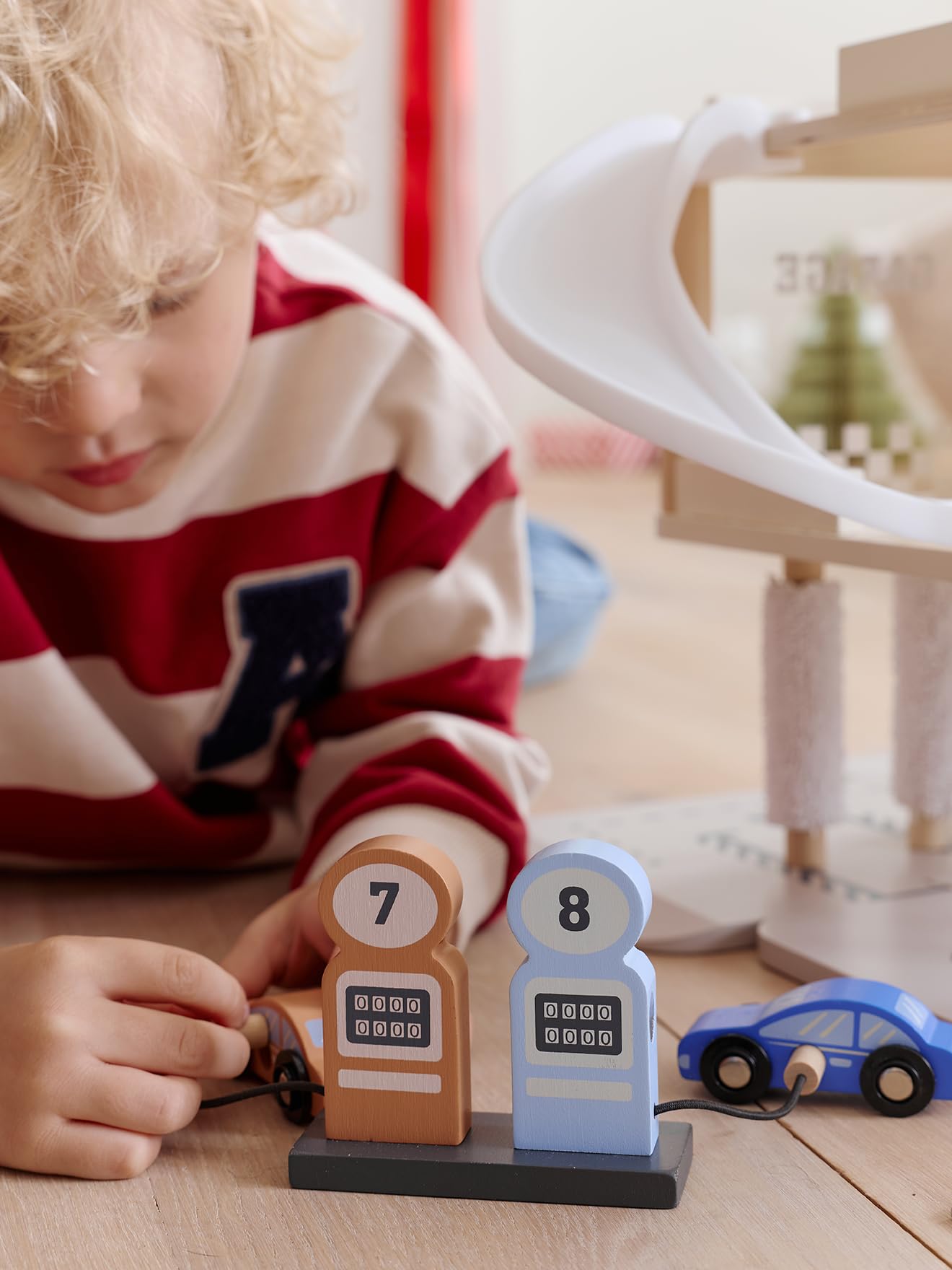 VERTBAUDET Garage 3 Niveaux avec Ascenseur en Bois FSC® Blanc TU | Jouet pour enfant garage en bois 3 niveaux ascenseur toboggan station essence aire de lavage 3 voitures dès 3 ans