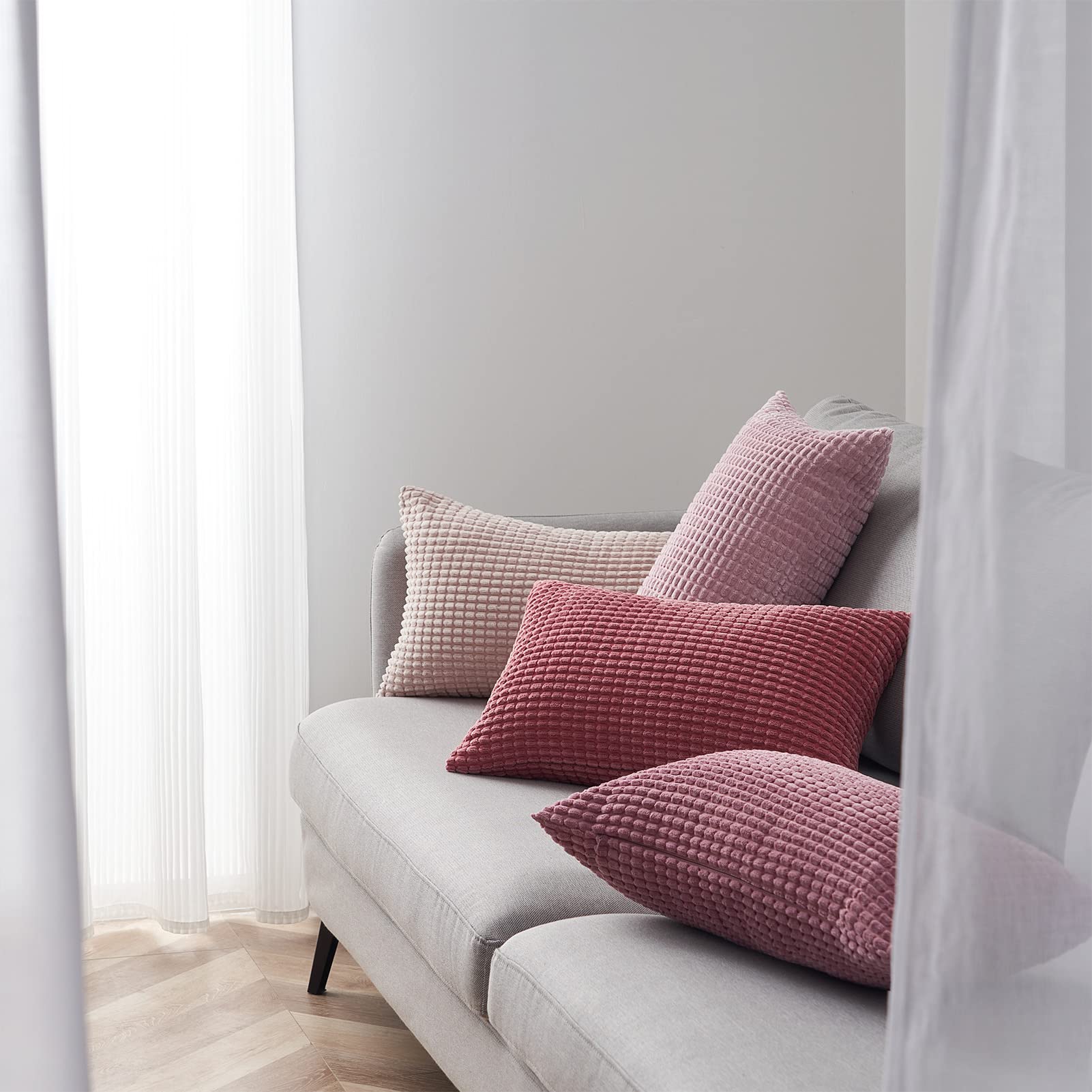 Beliani-CARANDAY-Sierkussen set van 2-Roze-45 x 45 cm-Fluweel kopen? Shop bij