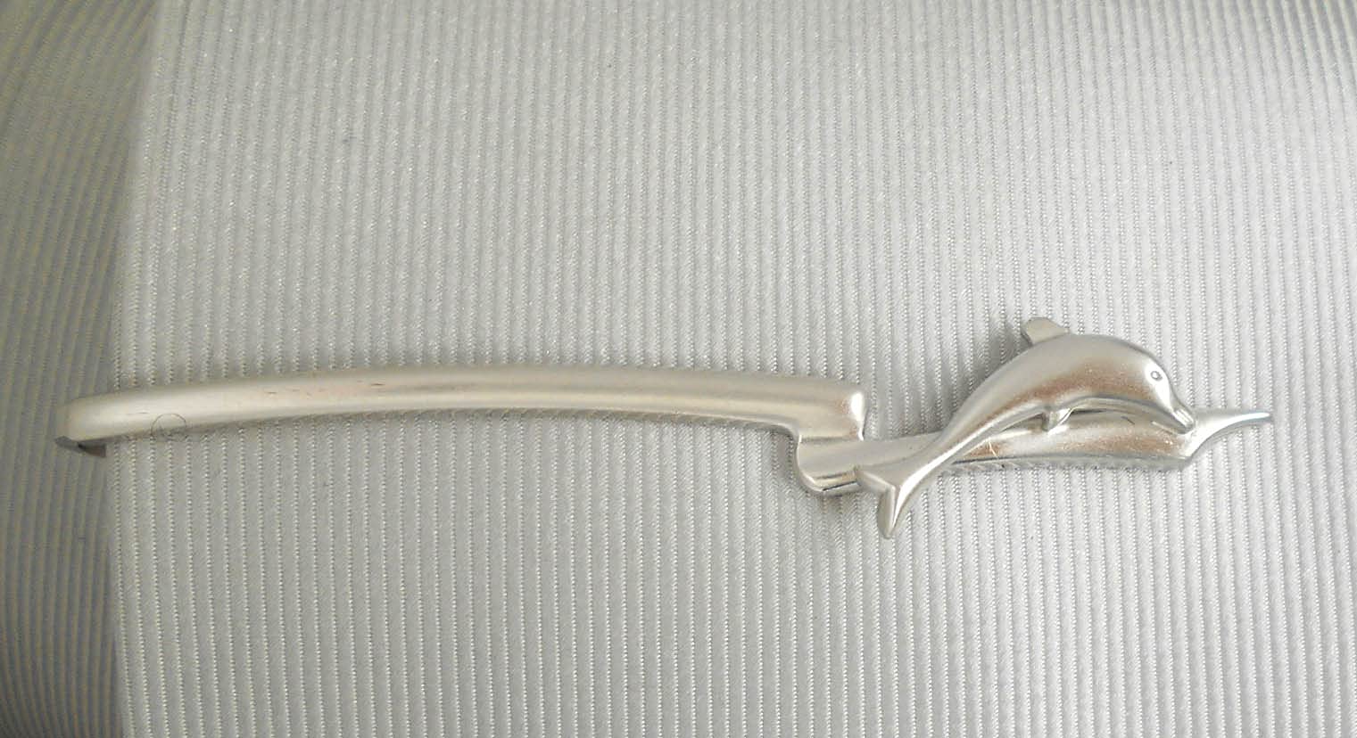 Delphin Krawattenklammer Krawattennadel silbern matt ca. 7 cm lang Made i. Germany + Geschenkbox