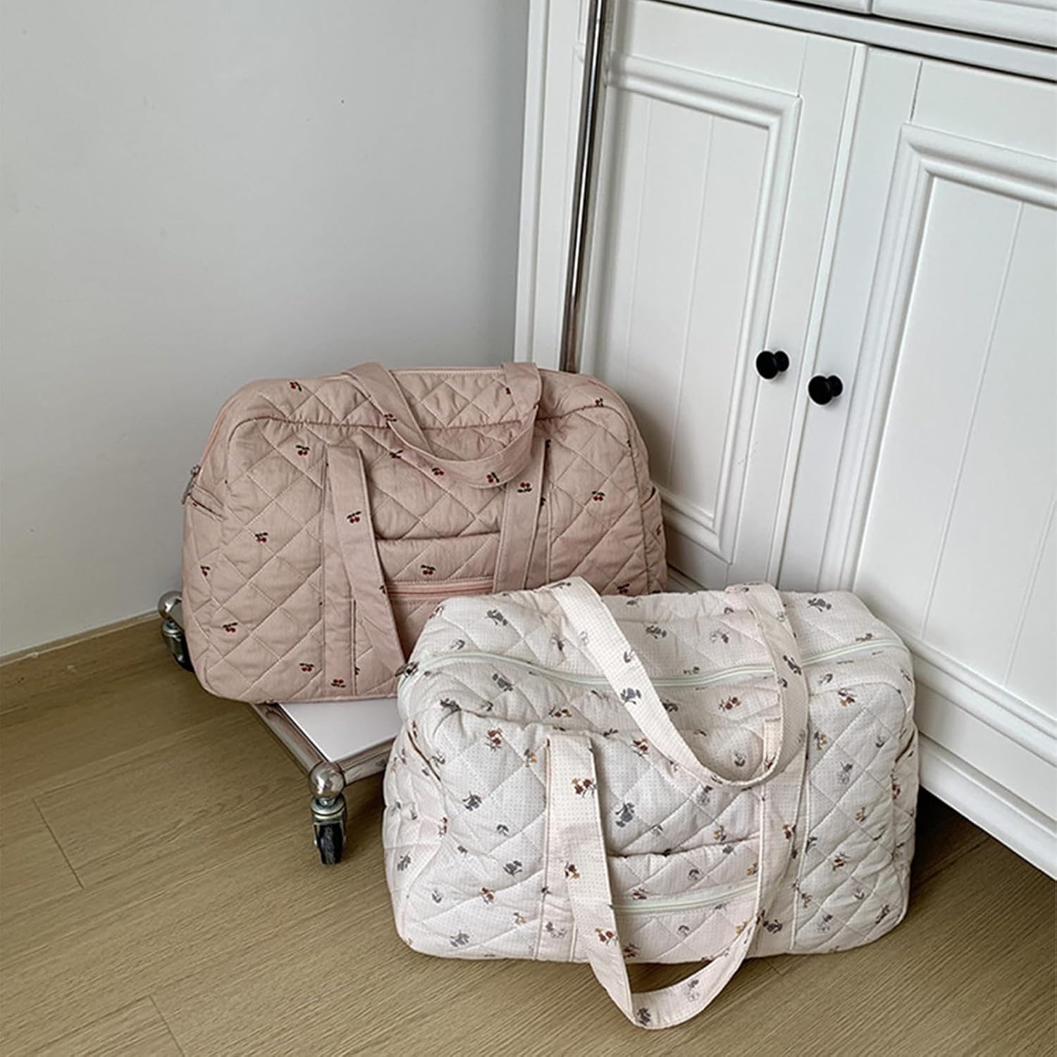 Farcauo Cute Tote Duffel Bags Women White Flower Travel Duffel Bag Weekender Overnight Duffel Travel Carry On Purses for Women Work Diaper Gym Tote Hospital Bag for Labor Delivery