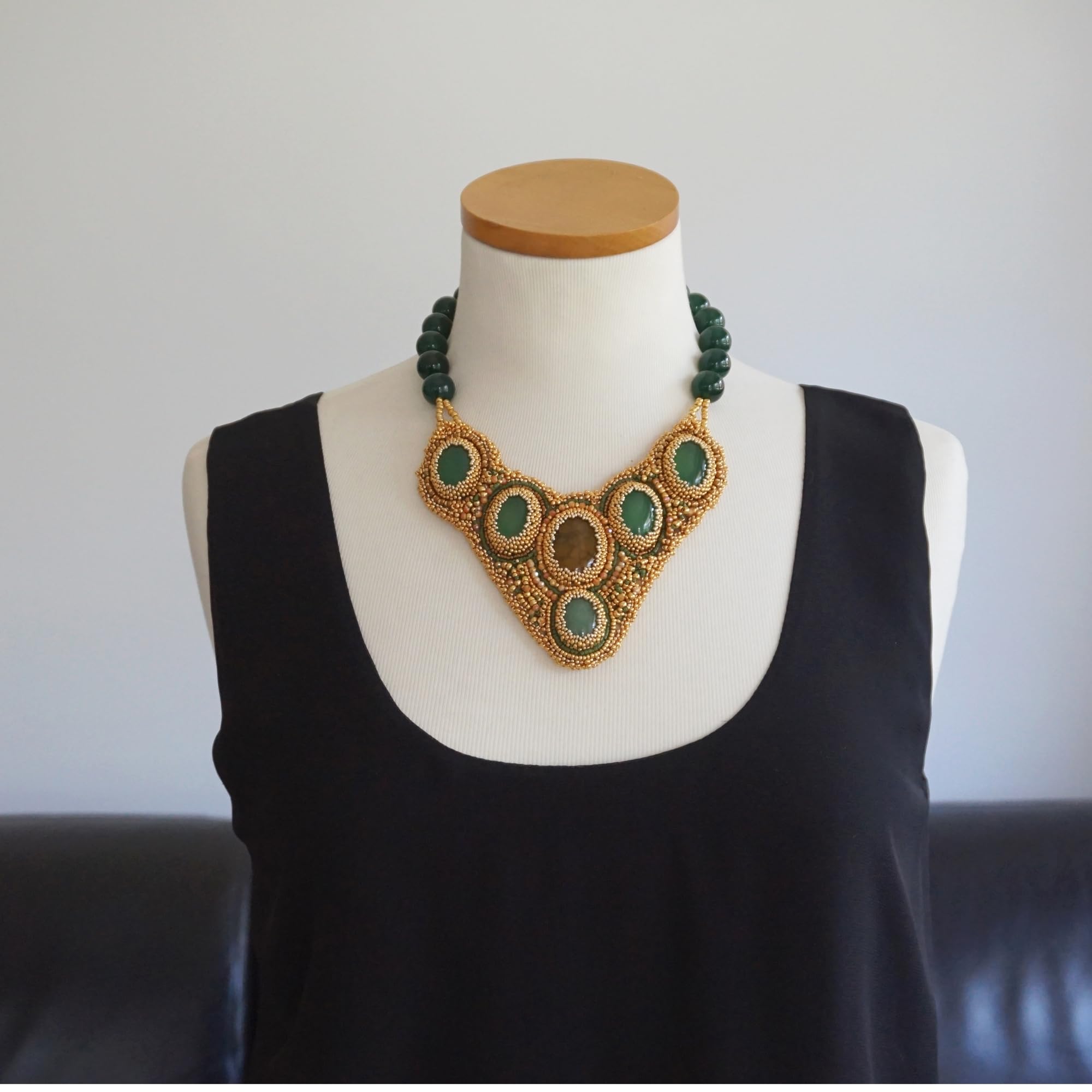collana vistosa bigiotteria handmade con pettorina ricamata perline vetro oro e verdi e pietre dure verdi