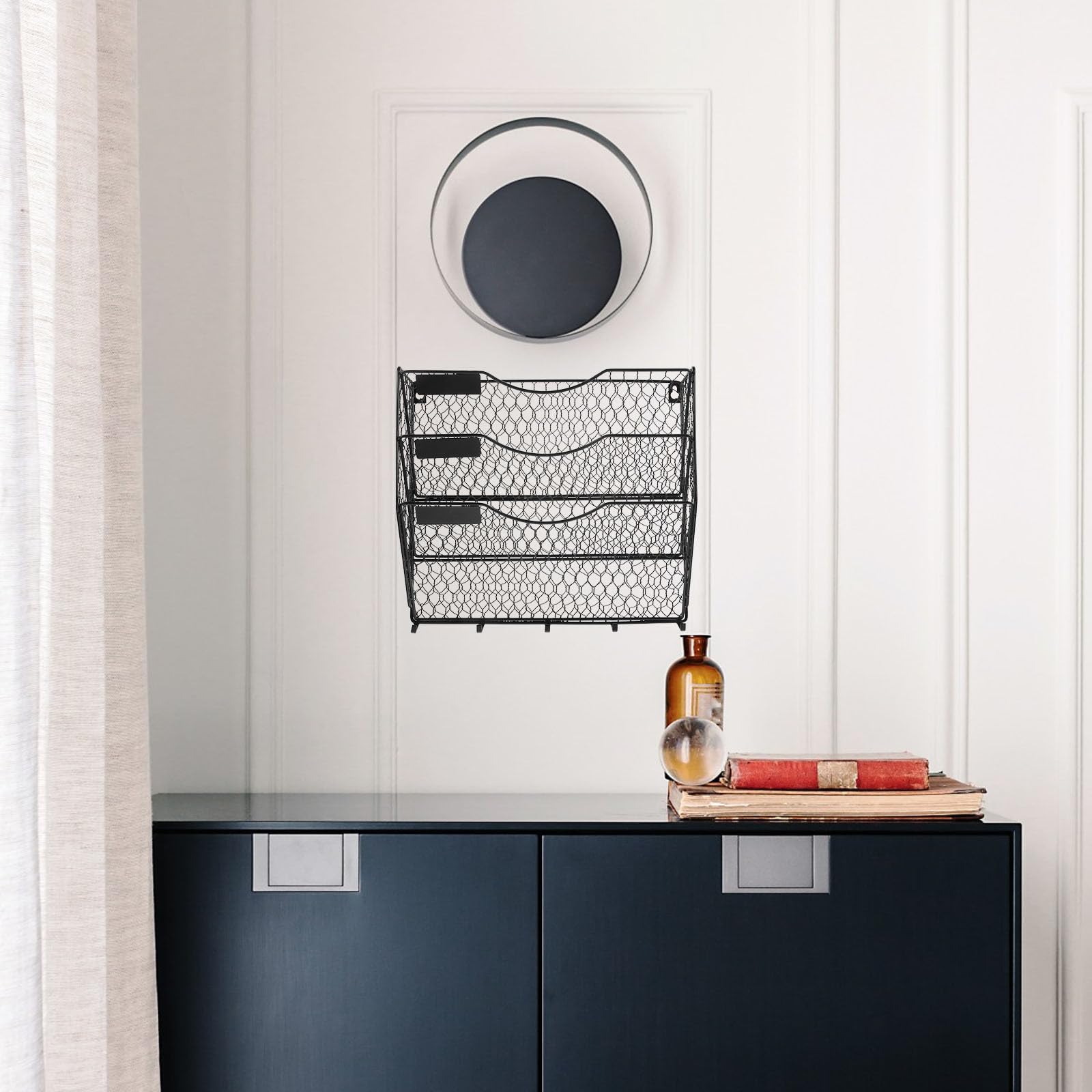 Panier Métallique Mural Noir à Étagères Suspendues Design en Couches pour Rangement et Organisation Espace Collaboratif ou Zone d'accueil