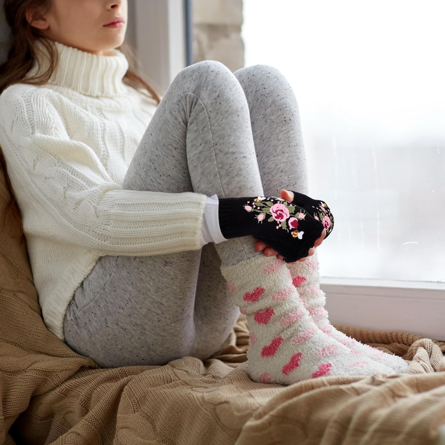 2 Pairs Fingerless Mittens for Women Handmade Flower Embroidered Half Gloves Women's Knitted Gloves Short Half Finger Elastic Warm Mittens for Ladies Autumn Winter Coldproof Black and White - Image 7