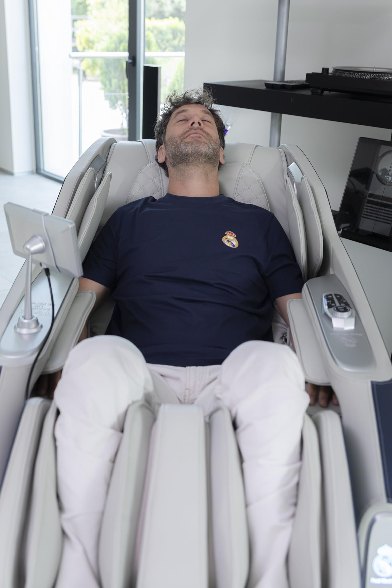 GLOBAL RELAX Real Madrid | Advance Sillón Masaje 3D Oficial del Real Madrid | Gravedad Zero Total | Presoterapia | Escaneo Cuerpo con IA | Tren Masaje SL de 135 cms | Bluetooth | Control Voz