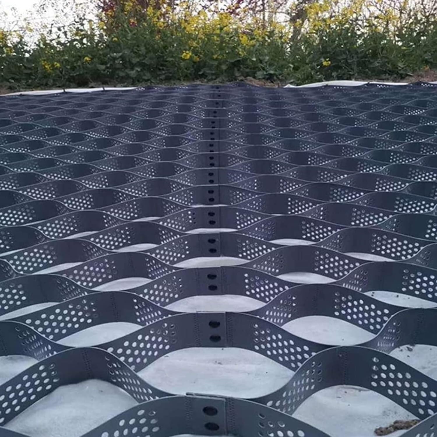 Grille de sol en gravier perméable pour aménager un garage de terrasse et jardin