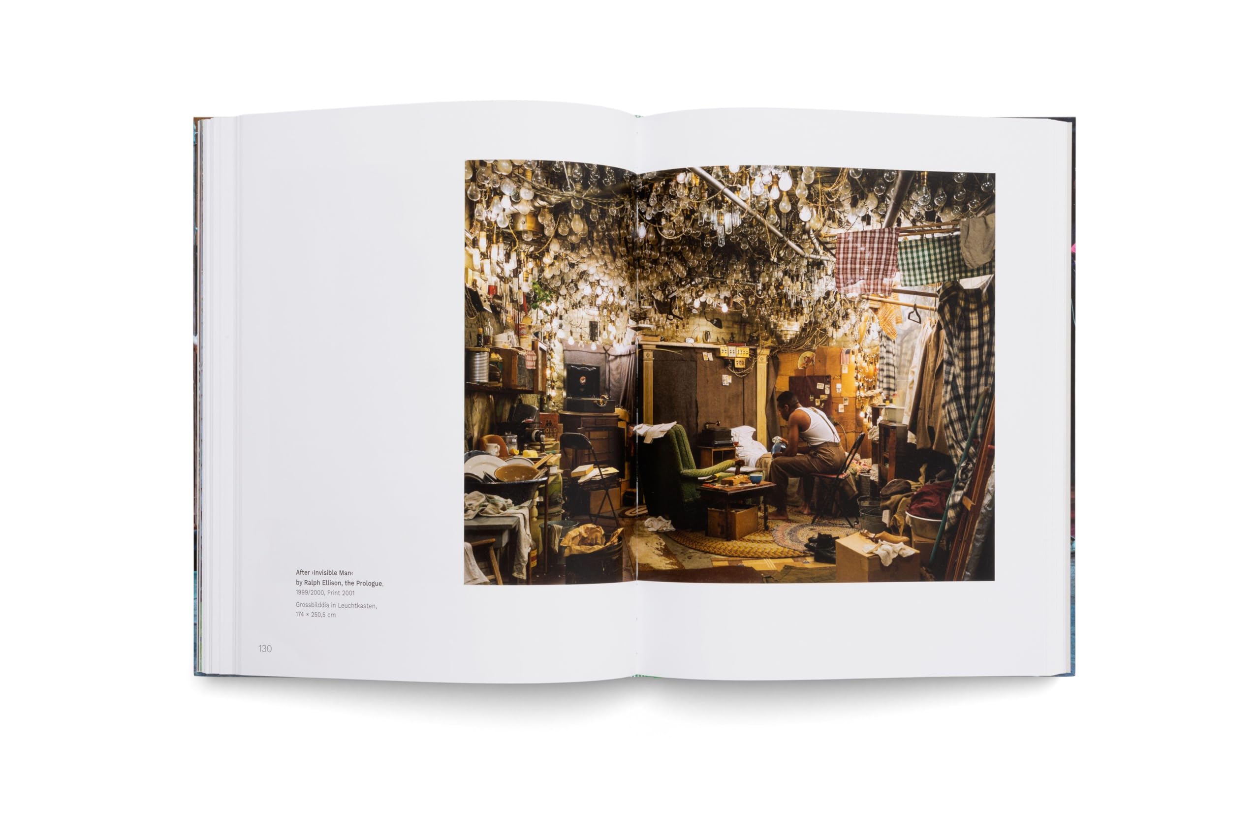Jeff Wall: Meister der inszenierten Fotografie – Licht, Komposition und Cinematografie in der zeitgenössischen Kunst. Bildband zur großen Ausstellung der Fondation Beyeler