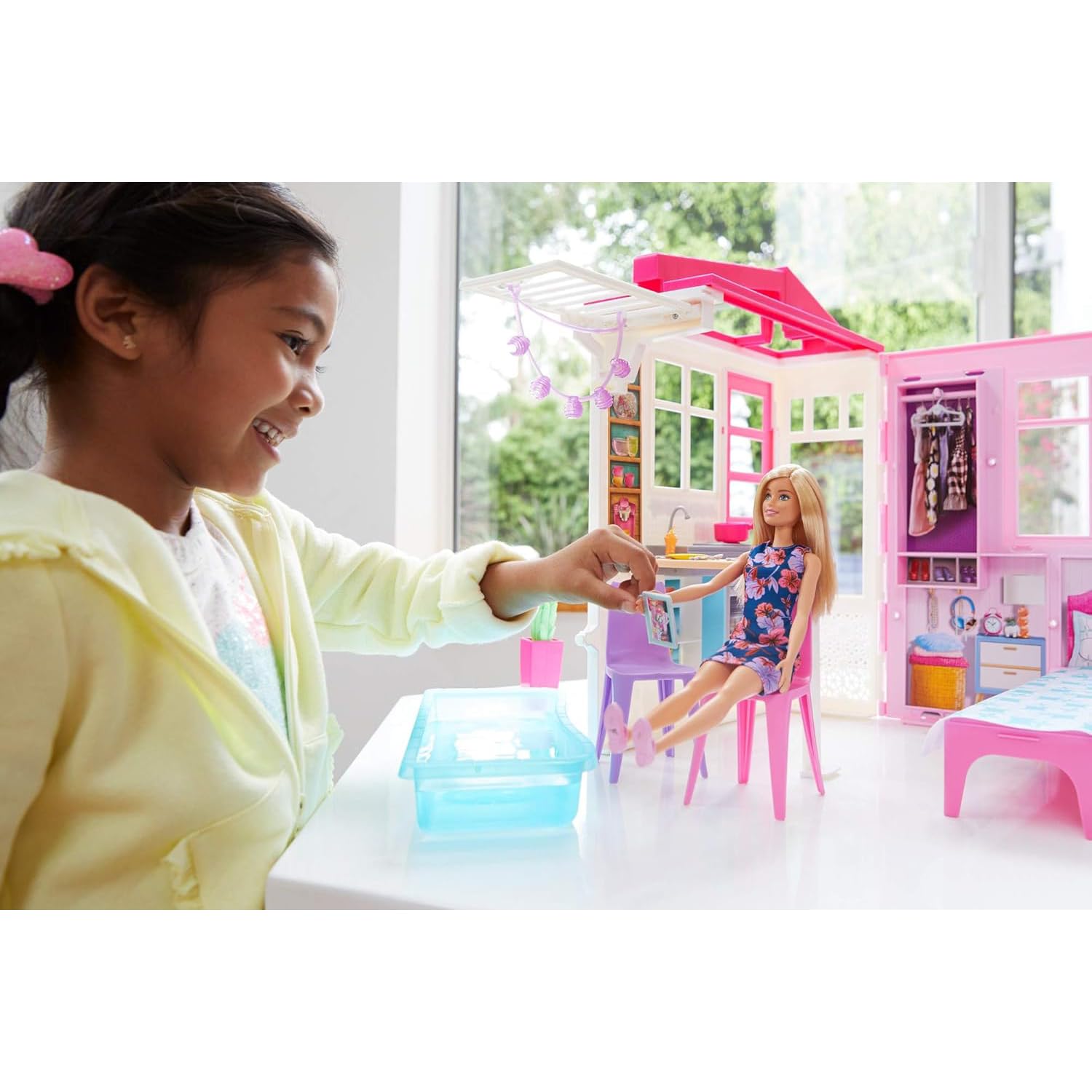 Barbie-Haus mit Küche, Schlafzimmer, Badezimmer, Pool, komplett eingerichtet Möbeln, verschließbar mit Aufbewahrungsgriff, Puppen, Geschenke für Kinder ab 3 Jahren, GWY84