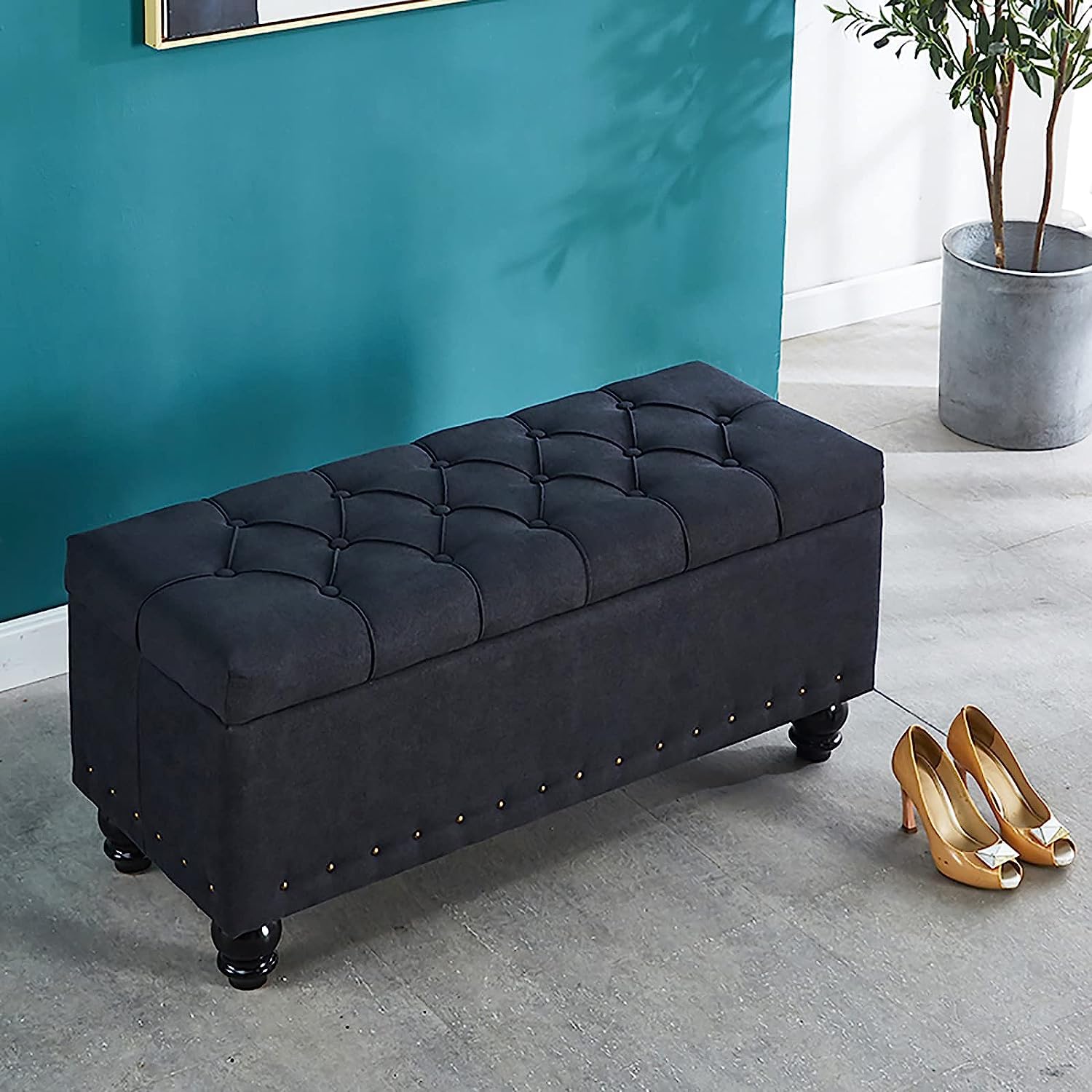 Banc de bout de lit avec rangement en lin noir pour une chambre ordonnée
