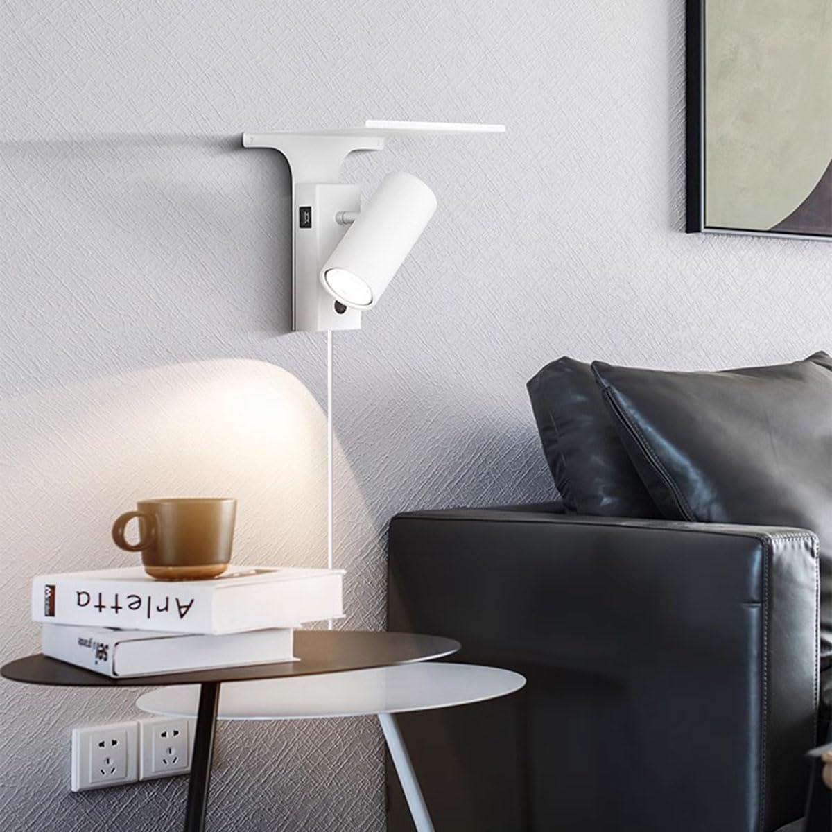 Lampa ścienna LED z włącznikiem i wtyczką, wewnętrzna metalowa lampa ścienna obracana o 270° z portem USB do ładowania i półką, regulowana lampa ścienna do czytania do salonu, sypialni, biura,White