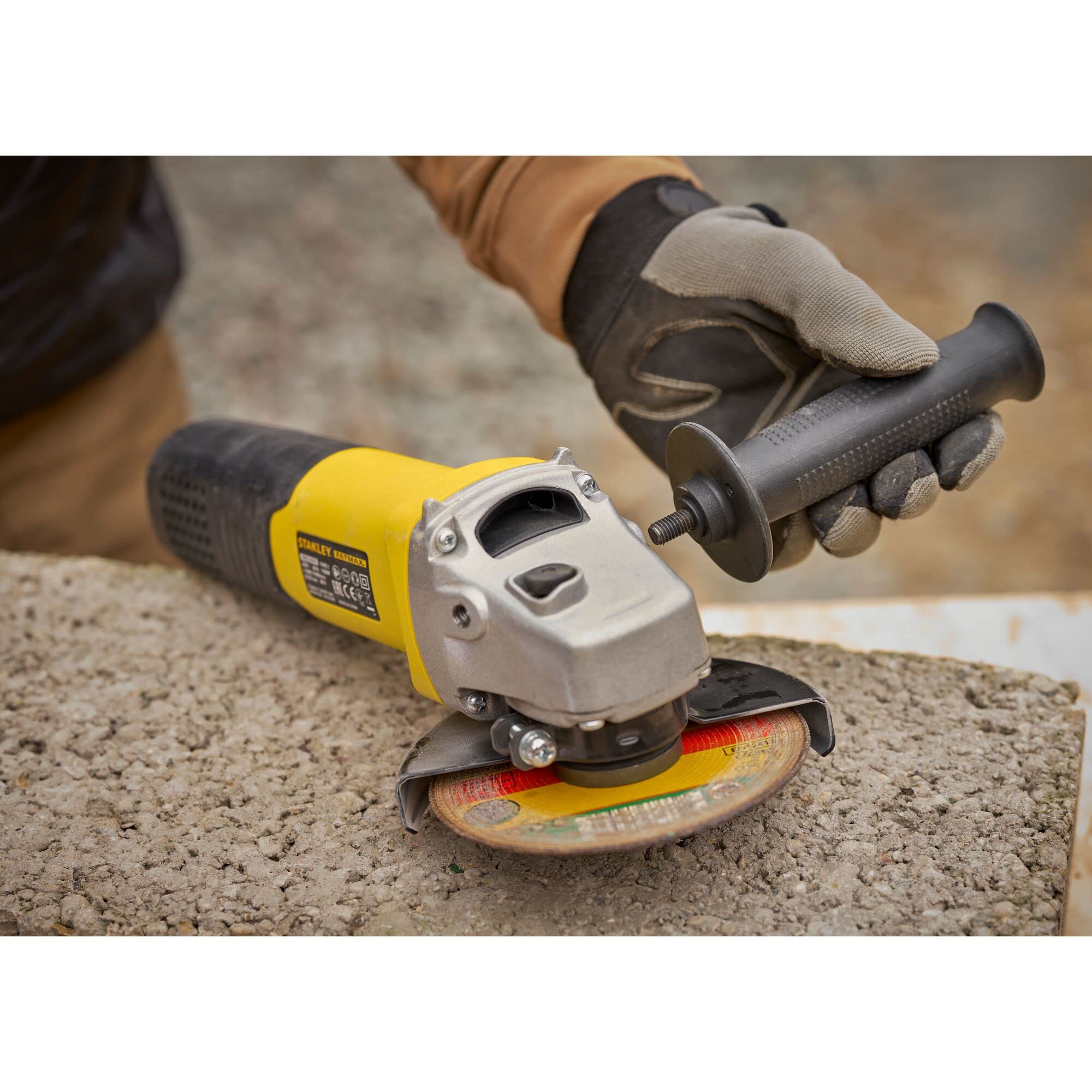 Mini-Amoladora 1.100W 125mm, velocidad variable 3.000-11.000 rpm, rosca del eje M14, embrague electrónico, protección contra re-arranque y arranque suave. Incluye empuñadura lateral marca STANLEY