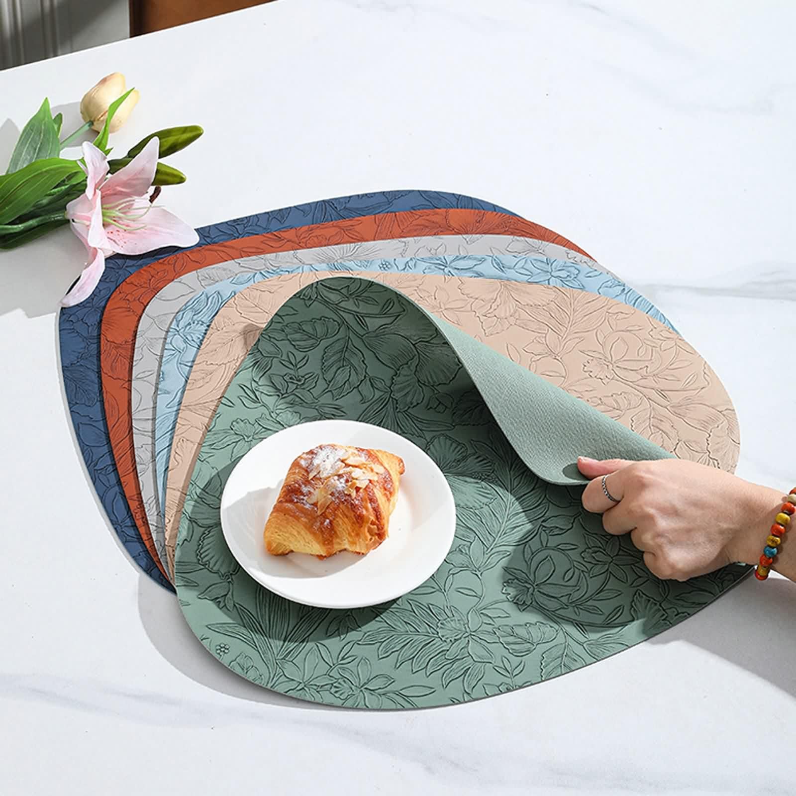Salvamanteles de mesa de piel, manteles individuales para el almuerzo modernos albaricoque, juego de 10 triángulo con motivo floral, bajoplatos 34 x 42 cm