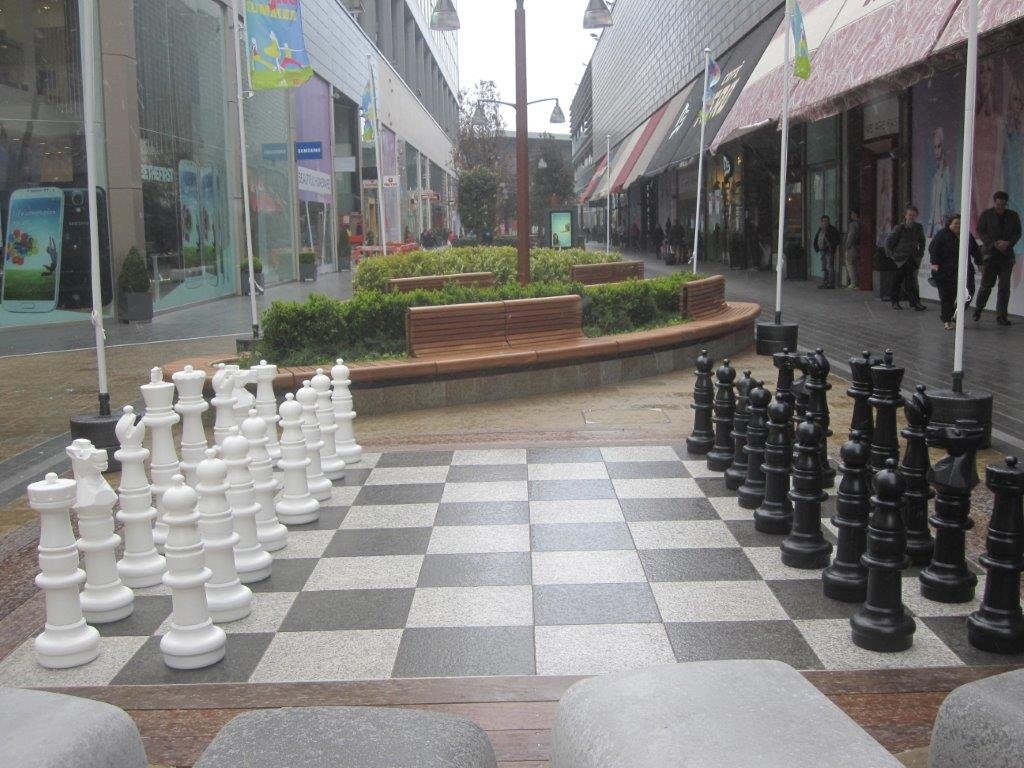 Ubergames Figuras de ajedrez Mega Giga (94 cm) de plástico de alta calidad, resistente a la intemperie, resistente a los rayos UV, figuras de ajedrez de campo abierto, grandes