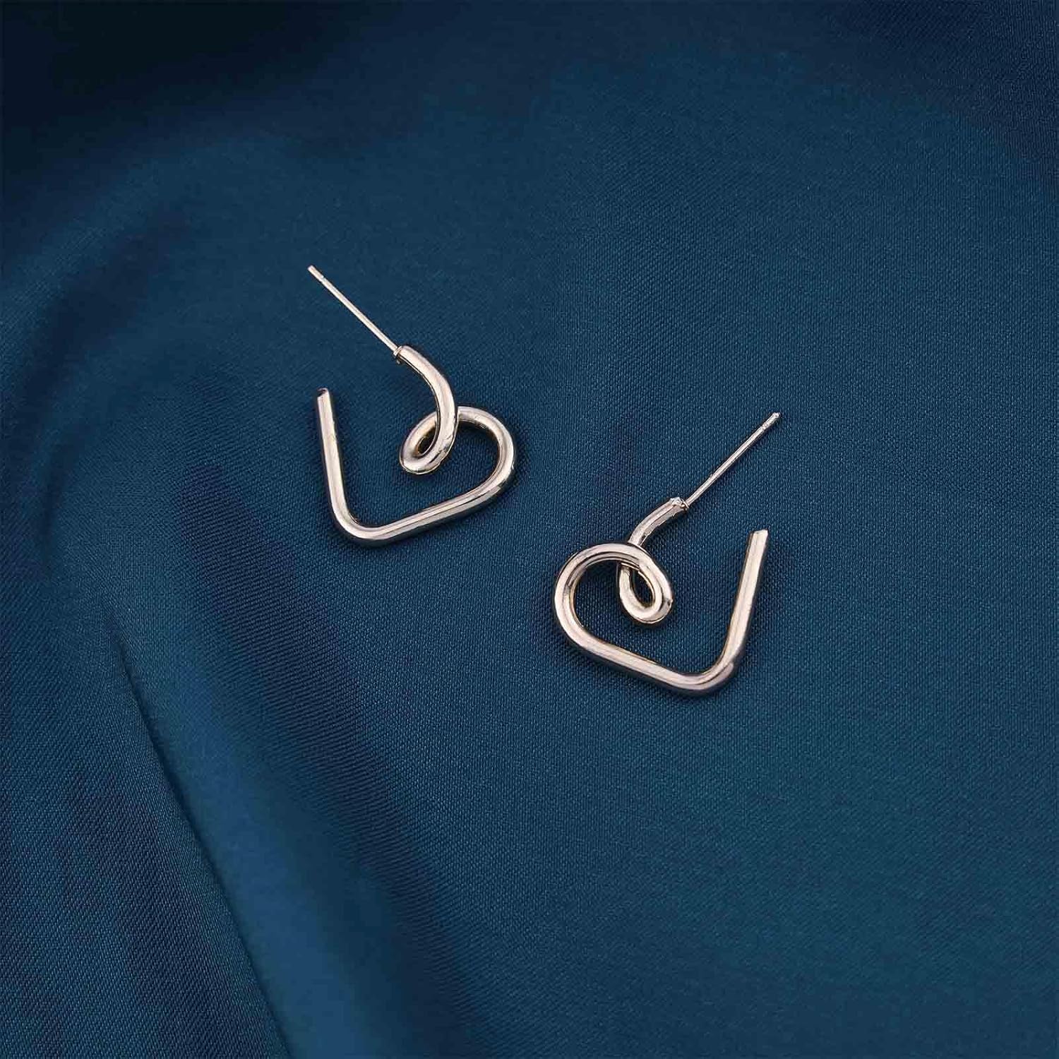 Andelaisi Boho Hollow Heart Hoop Earrings Gold Love Heart Studs Earrings Vintage Heart Earrings Minimalist Love Heart Earrings Jewelry for Women - Image 6