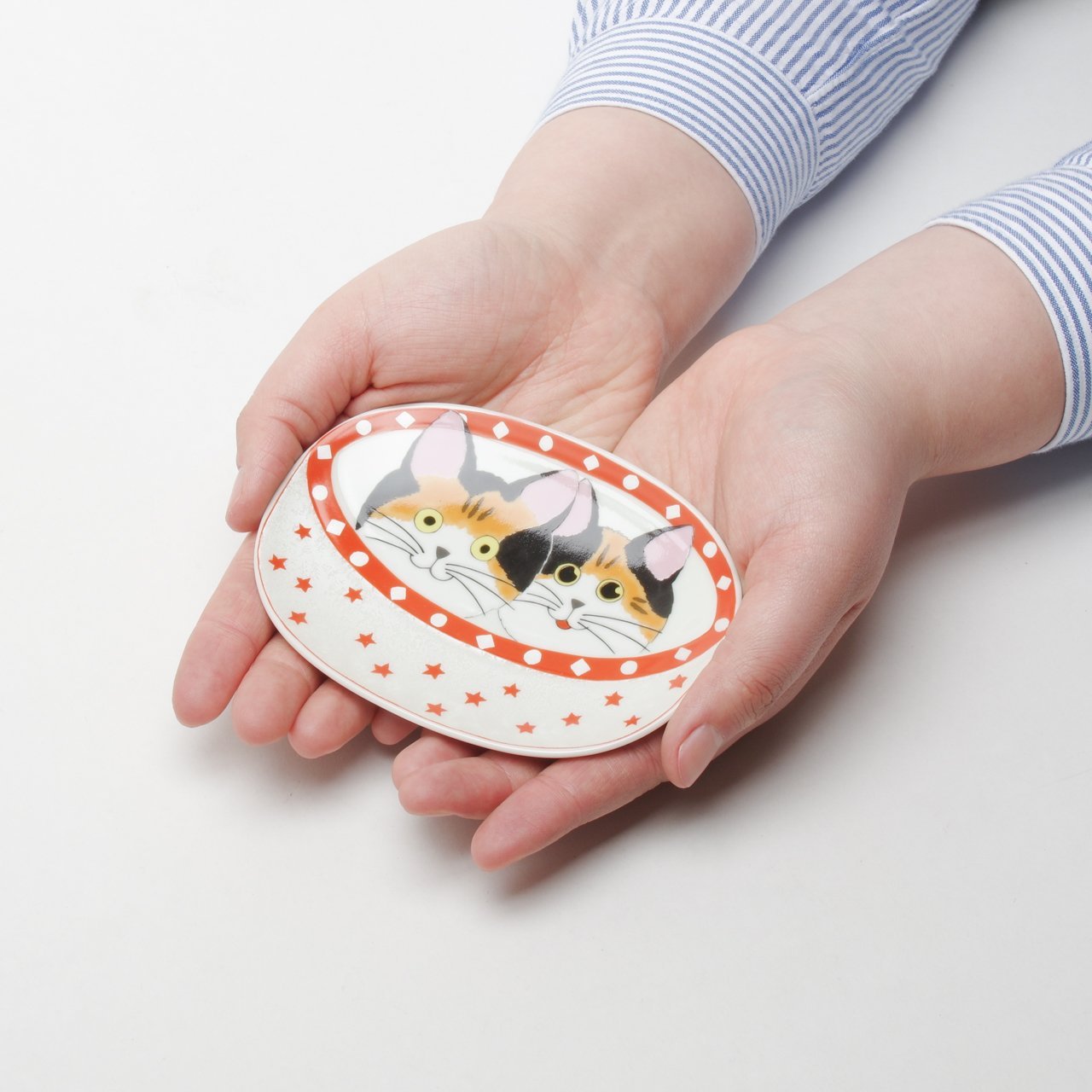 Amazon.co.jp: 有田焼 仲良しこよし猫 銘々皿(ミケ) 13cm 幸楽窯