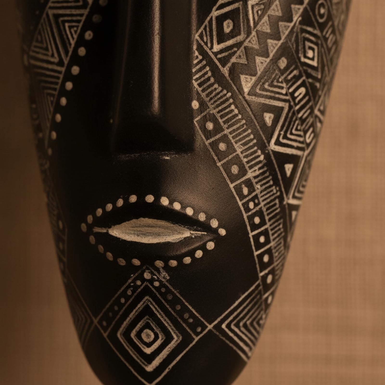 Scultura Decorativa Maschera Allungata in Resina con Disegni Geometrici E Punteggiati su Asta E Base Rettangolare Adatta per Consolle Tavolo Ingresso Ufficio Libreria