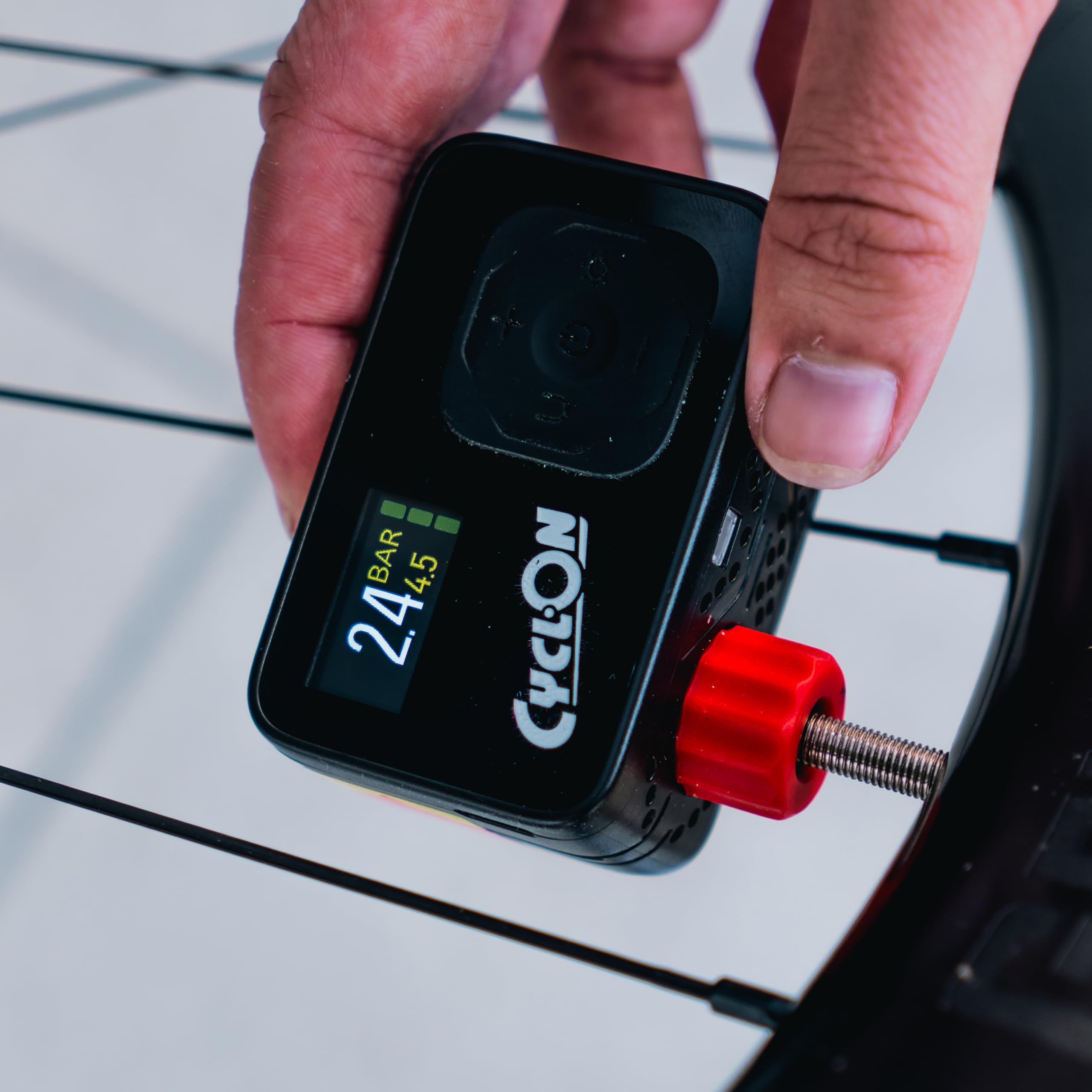CyclOn E-Power Pump Mini pompe à vélo électrique compacte | Jusqu'à 8,3 bar / 120 PSI | Affichage de la pression LCD | Arrêt automatique | Rechargeable par USB C | Comprend des adaptateurs de valve