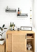 Vista 4 de Mkono Estante de vino montado en la pared, juego de 2 estantes de madera rústicos para botellas de vino, estantes flotantes de vidrio con colgador