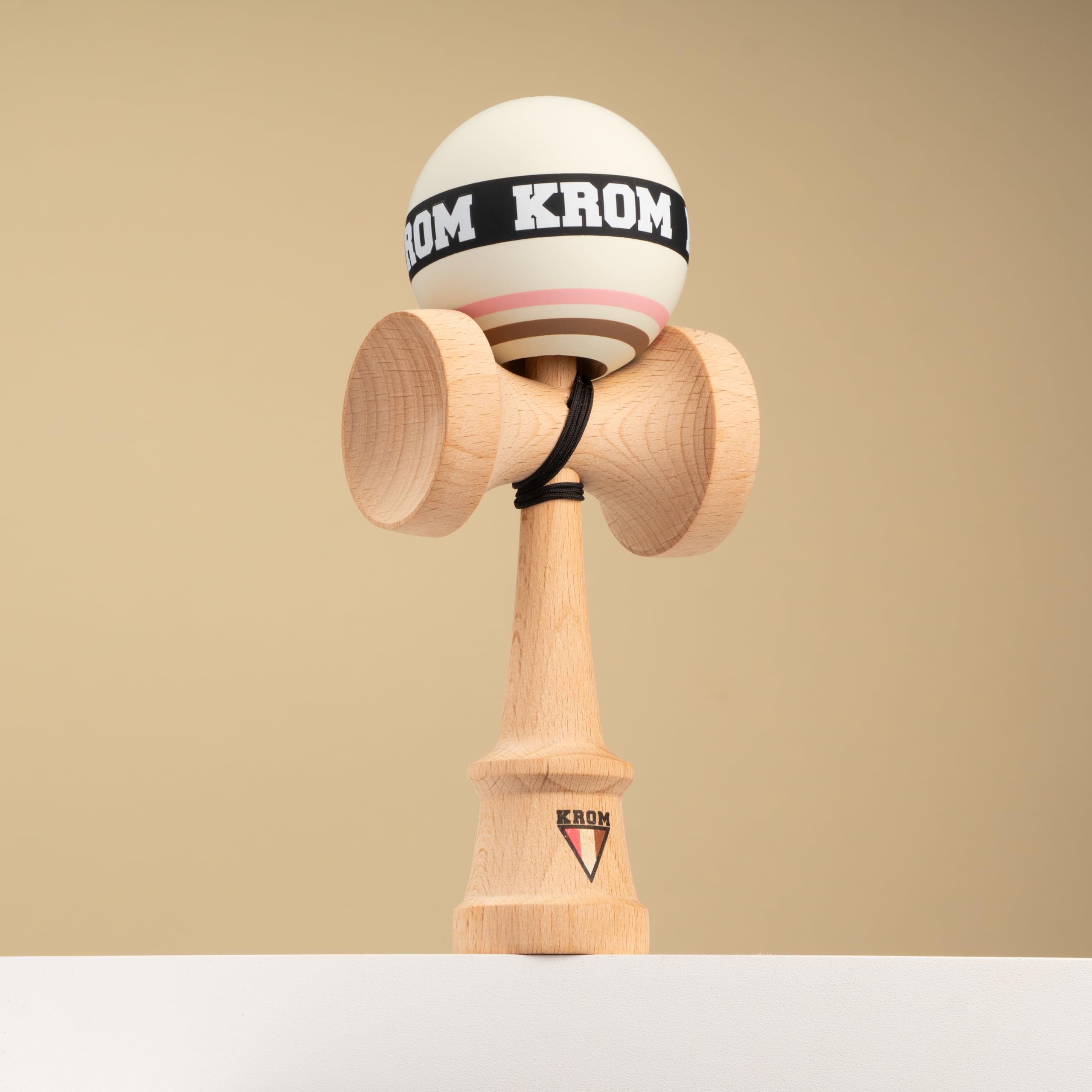 KROM Kendama STROGO Neapolitan Vanilla – Kendama de Madera para Principiantes y Jugadores avanzados – Juego de Habilidad para Uso Interior y Exterior – Juguete de Madera con Cuerda y Bola