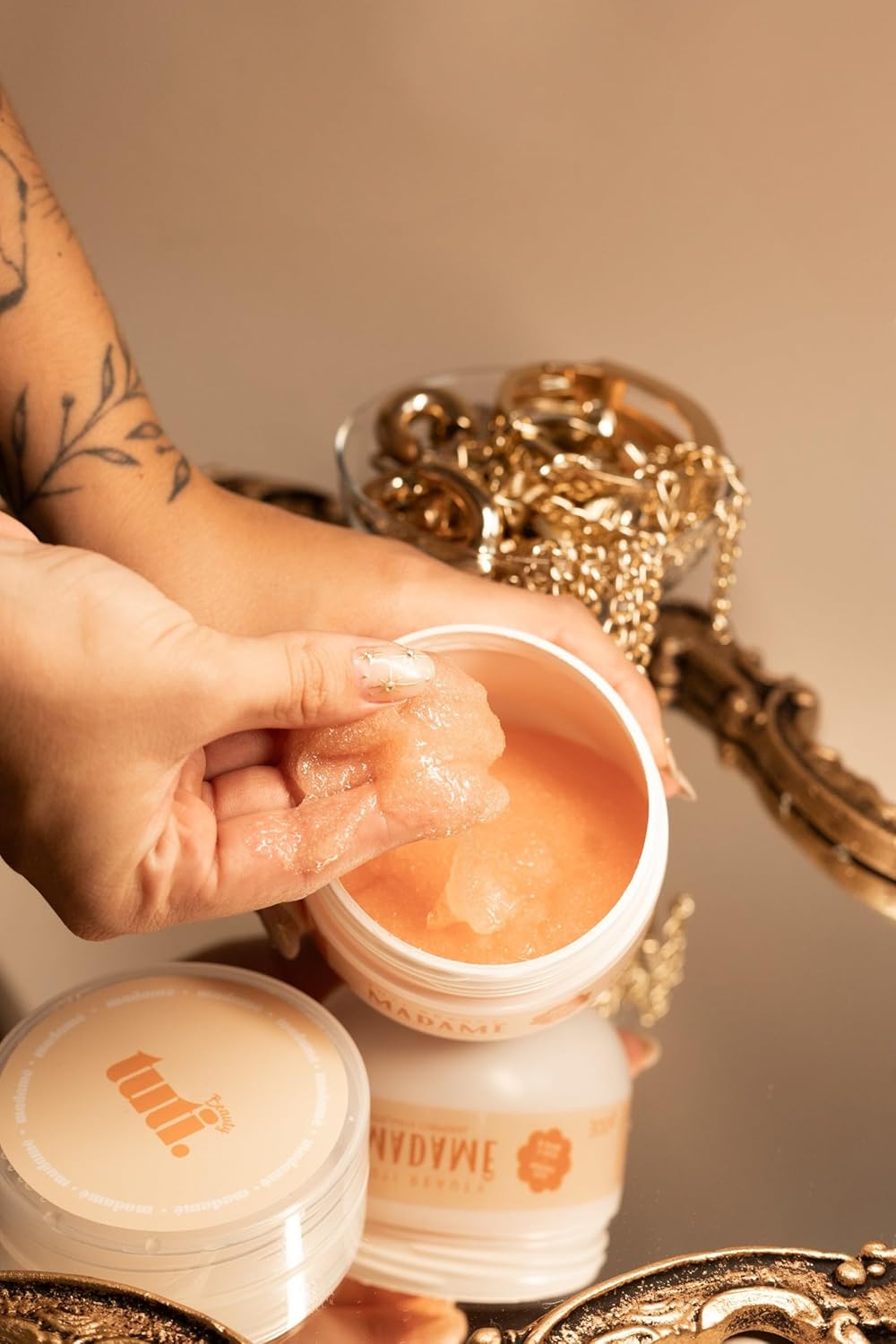 Kit Banho Premium Madamê Tuti Beauty – Esfoliante Corporal, Manteiga Corporal e Body Splash – Fragrância Âmbar Floral com Flor de Laranjeira em promoção! Veja a oferta e mais achadinhos de Kits 2 Hoje é o melhor dia para comprar Kit Banho Premium Madamê Tuti Beauty – Esfoliante Corporal, Manteiga Corporal e Body Splash – Fragrância Âmbar Floral com Flor de Laranjeira com aquele preço maroto! Promoção! Aproveite a oferta! 2