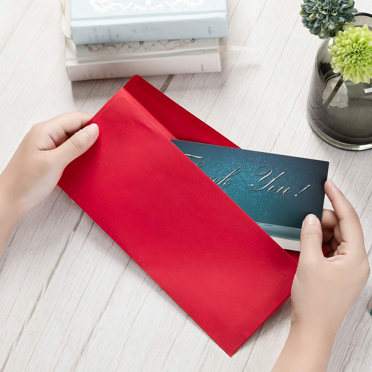 Paquete de 100 sobres de Navidad de color rojo y verde autoadhesivos para tarjetas de felicitación, tarjetas de felicitación, invitaciones, notas de negocios (4 1/8 x 9 1/2 pulgadas)