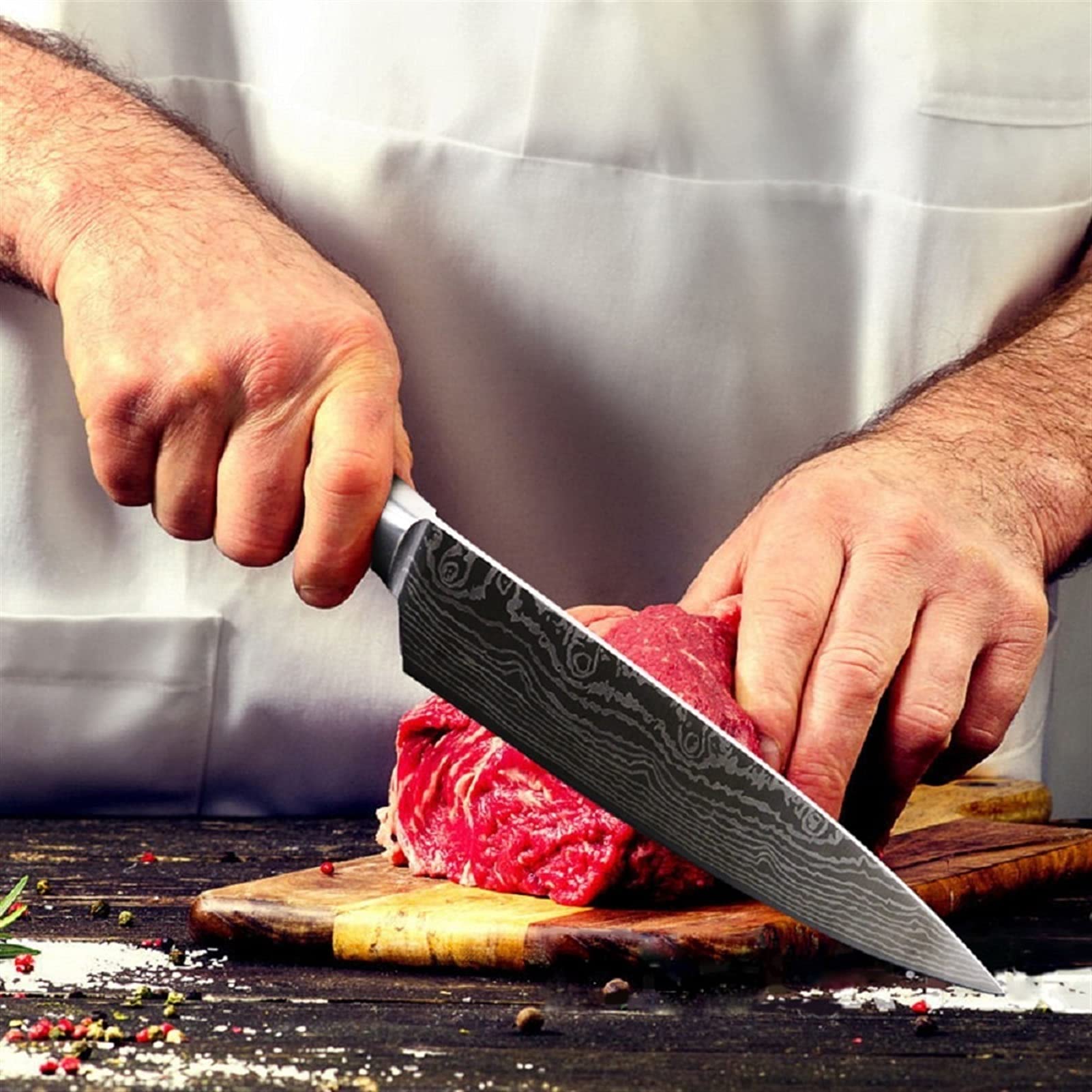 Portretfotografie van vrouwelijke chef-kok met gekruiste armen in wit pak in de keuken | Premium