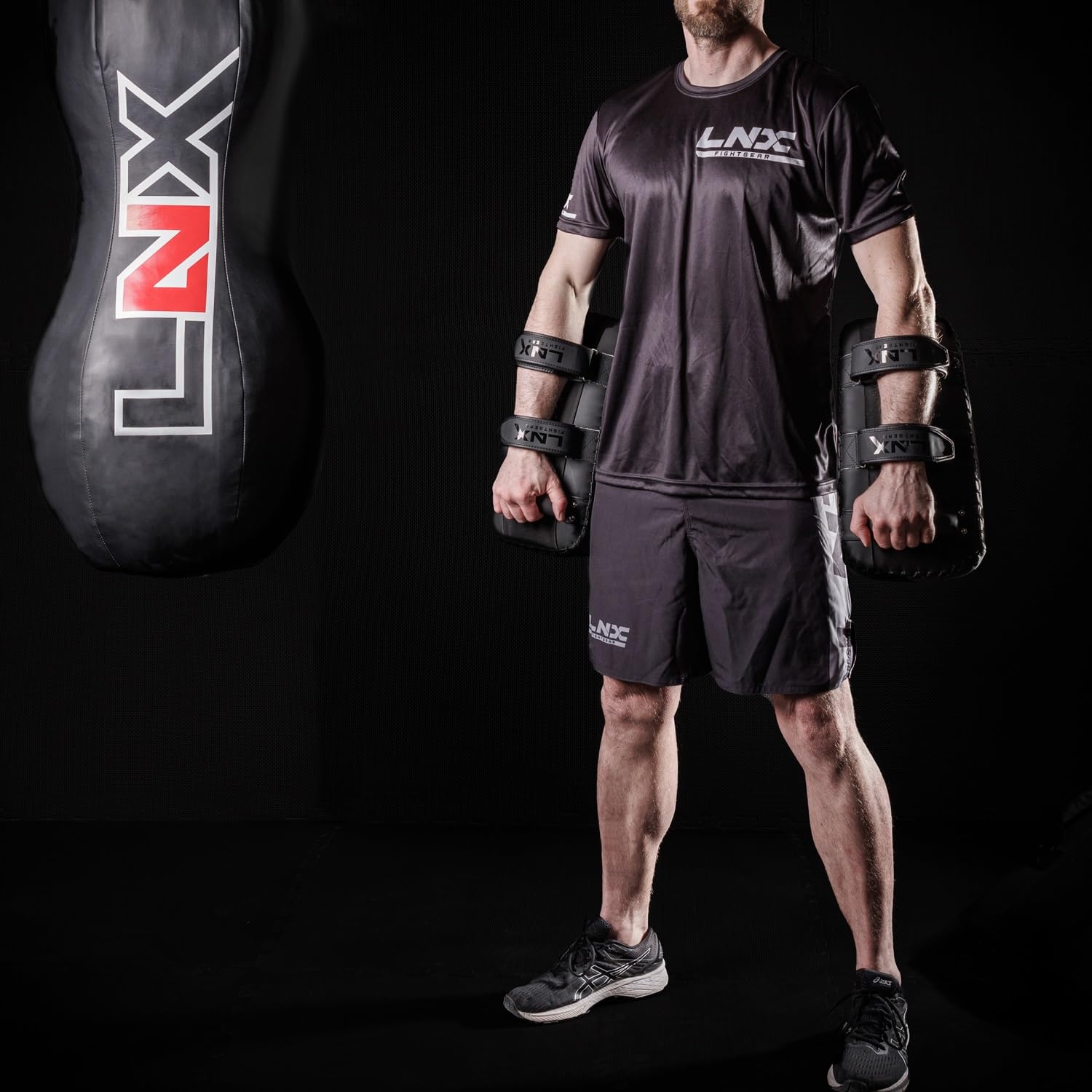 LNX Thai Pads Ultimatte - Paar in matt schwarz original Thai Style für Kickbox Muay Thai Training usw. Schlagpolster Kickpolster Pratze Paar
