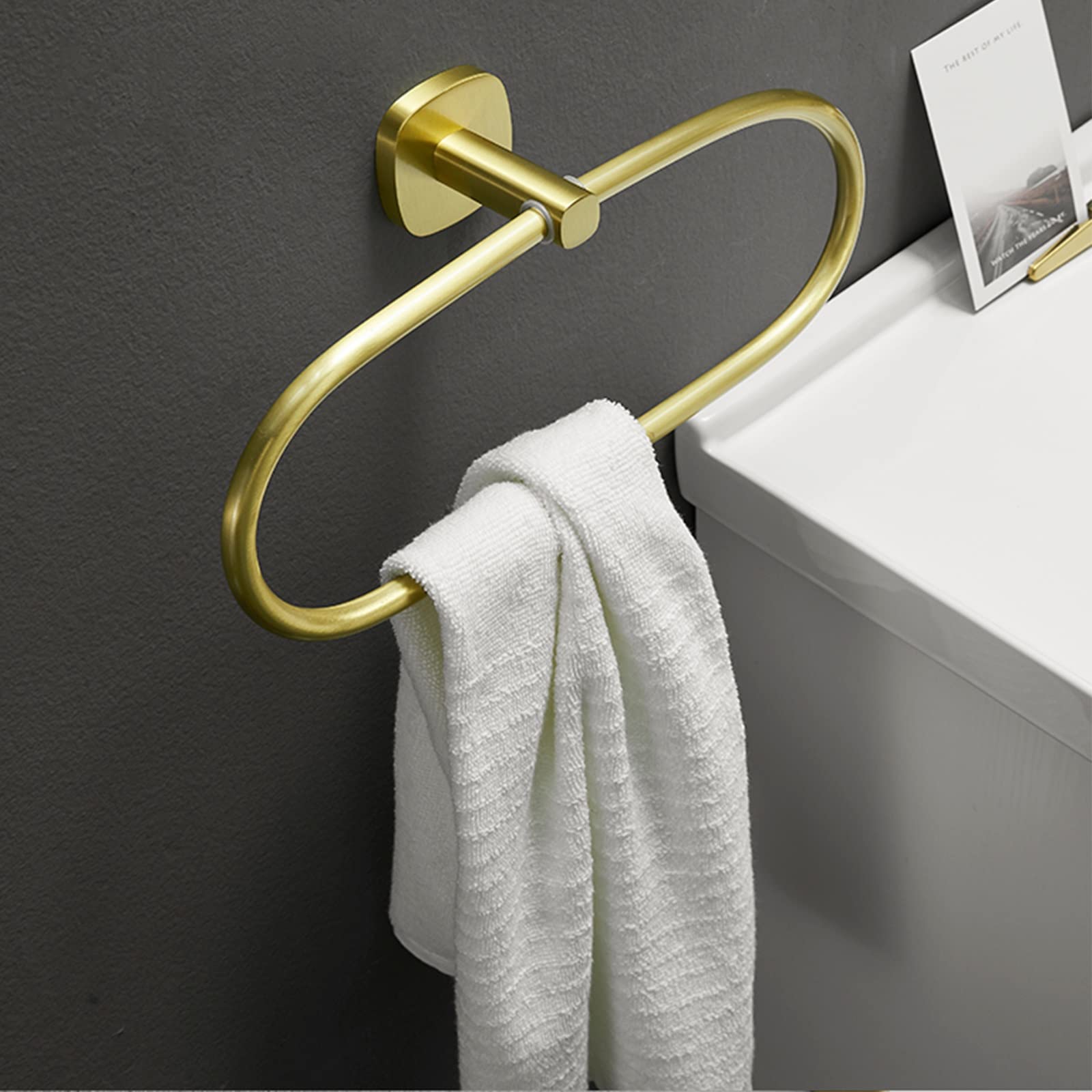 Porte-serviettes ovale nordique pour une salle de bain zen et ordonnée