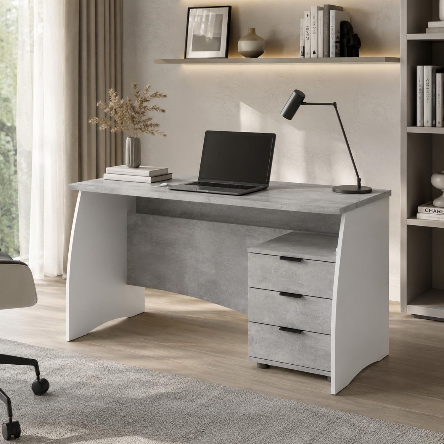 Arreditaly Scrivania con 3 Cassetti Bliss Scrittoio da Studio o Ufficio Mobile Desk da Soggiorno Sala da Pranzo 136 x 74 x 67 cm Colore Bianco E Grigio Cemento